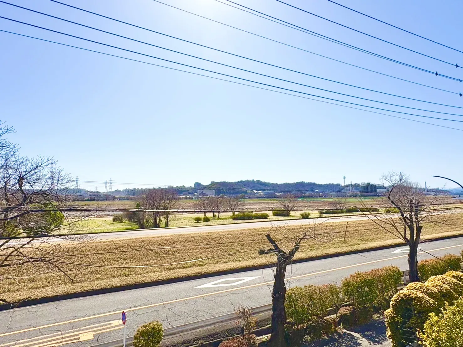 【南向きバルコニーからの眺望】
全棟南向きバルコニーです!
日当たりが良く、2部屋から行き来可能な、続きバルコニーです♪
洗濯物もよく乾きます!