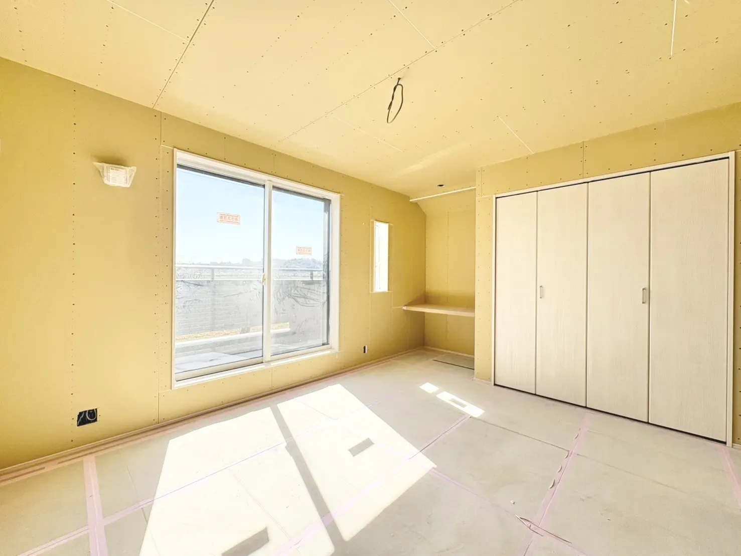 【1号棟 洋室7.75帖】
大きなサイズの収納に加えて、リモートにも活用可能なカウンターも設置済みです!