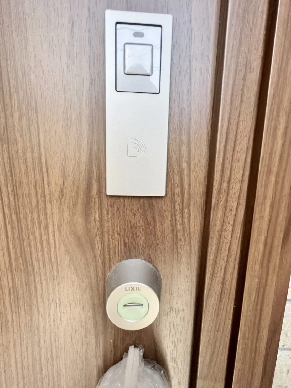 【玄関タッチ式カードキー】
当社の玄関では、玄関用の本鍵の他にカードキーを使用し開閉が可能でございます。
玄関にかざすだけで出入りが可能なので、買い物後やお子様とお出かけの際にも便利です!