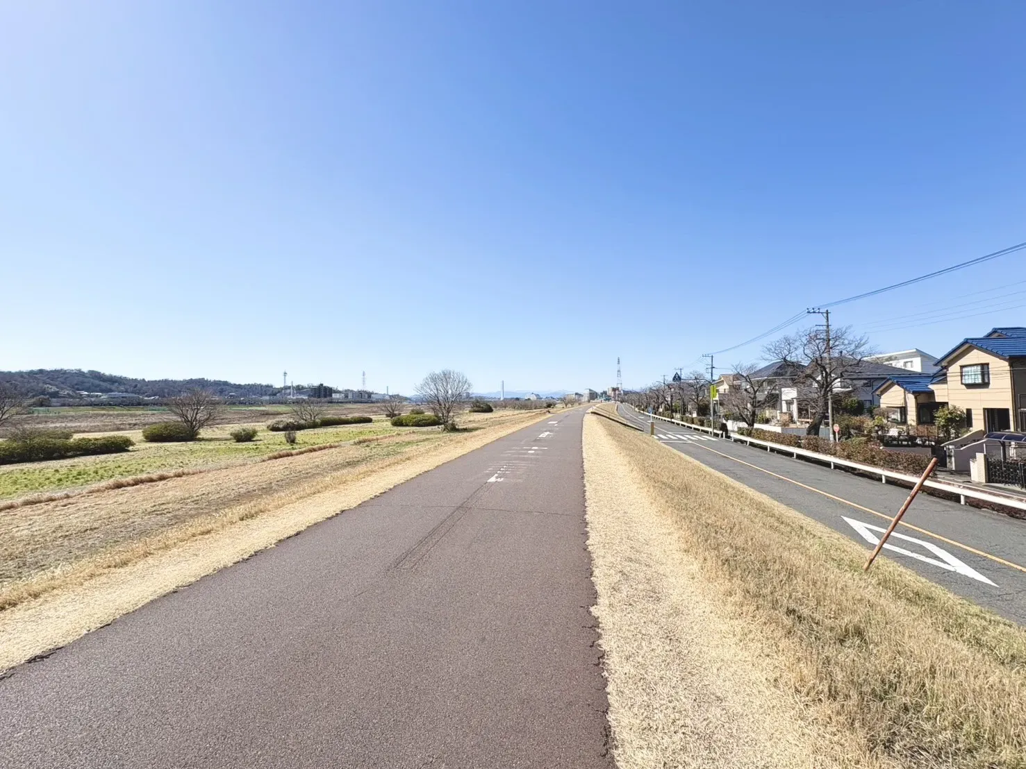 現地からすぐ土手に行ける為、景色が良く自然を感じることができる環境です!