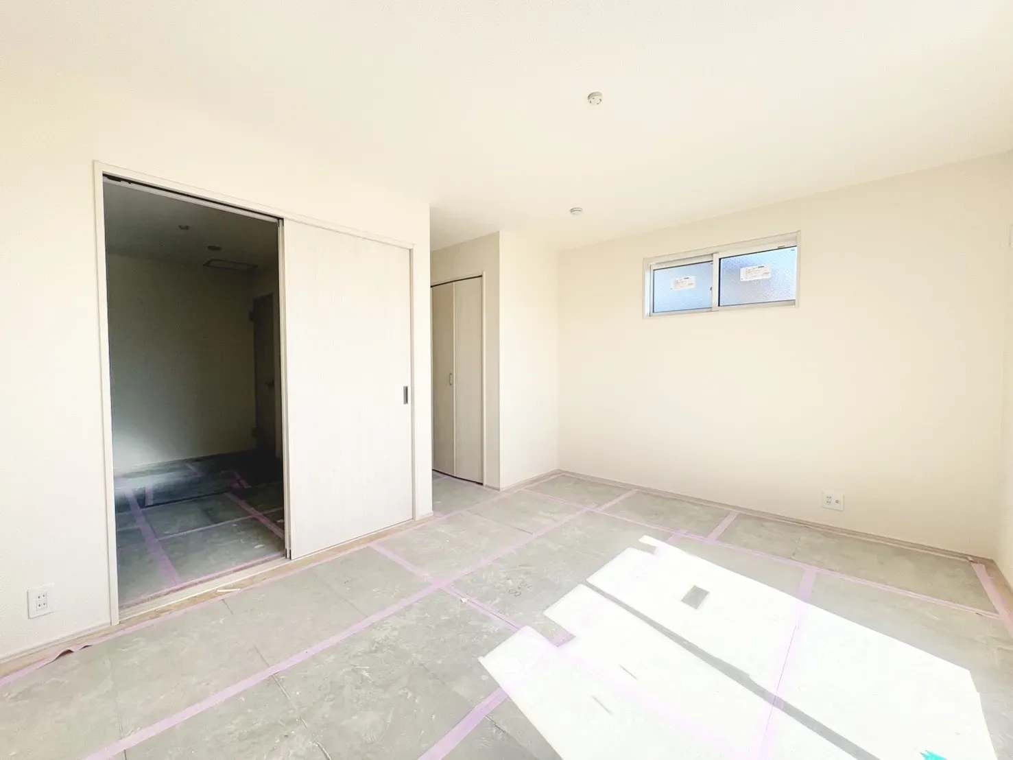 【2号棟 洋室7.87帖】
隣接する洋室5帖ともつなげて使用することが可能です!