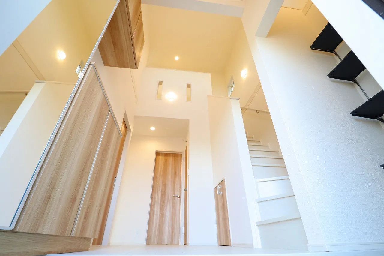 【2号棟玄関吹き抜け】