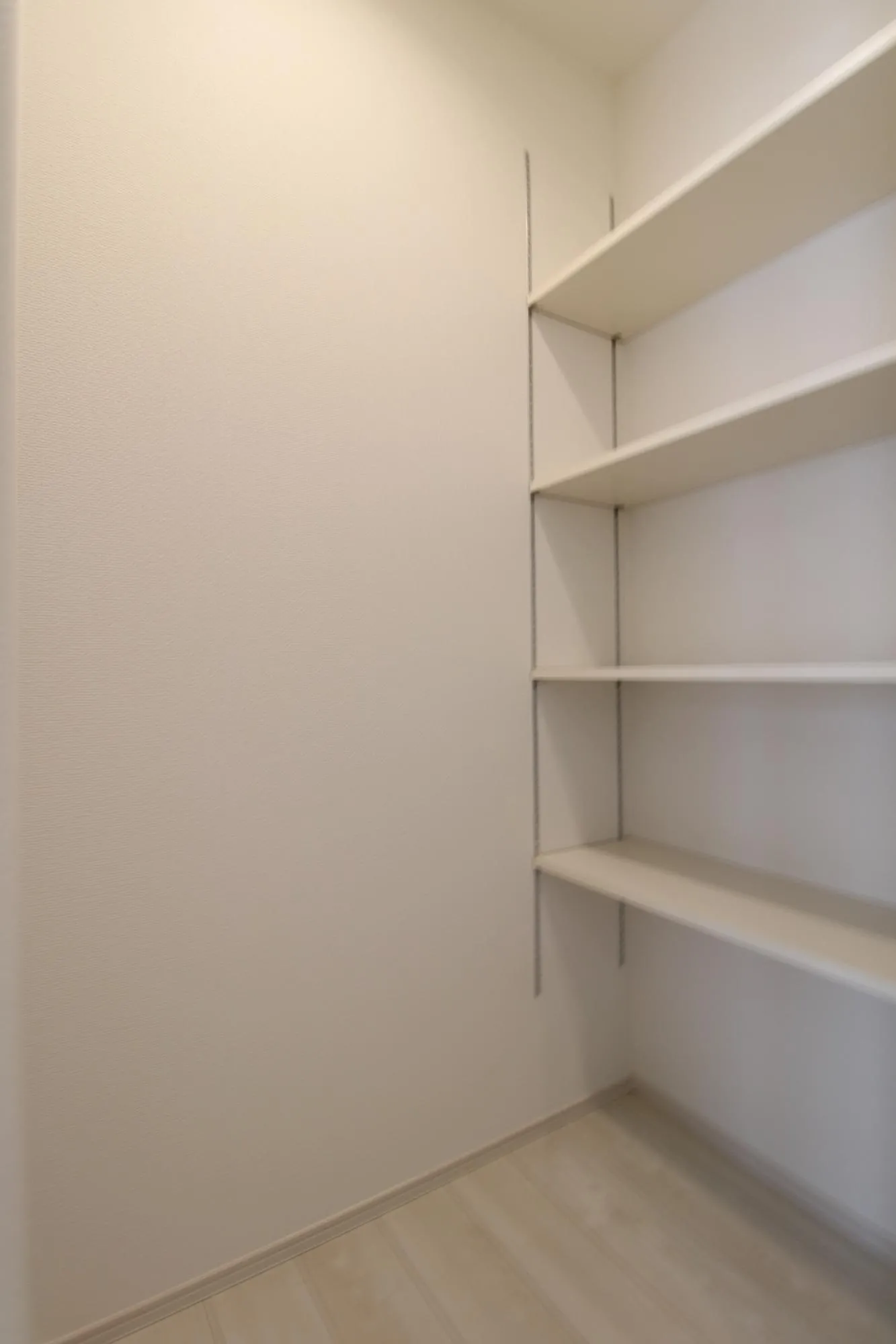 1号棟　キッチン横パントリー