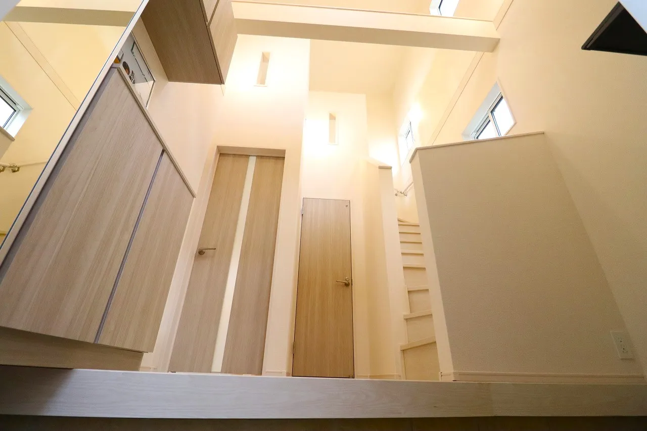 【1号棟玄関吹き抜け】