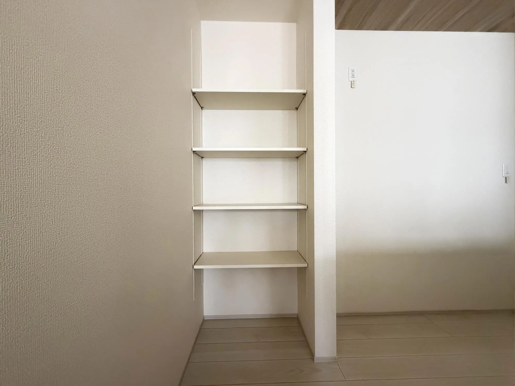 キッチン横可動棚