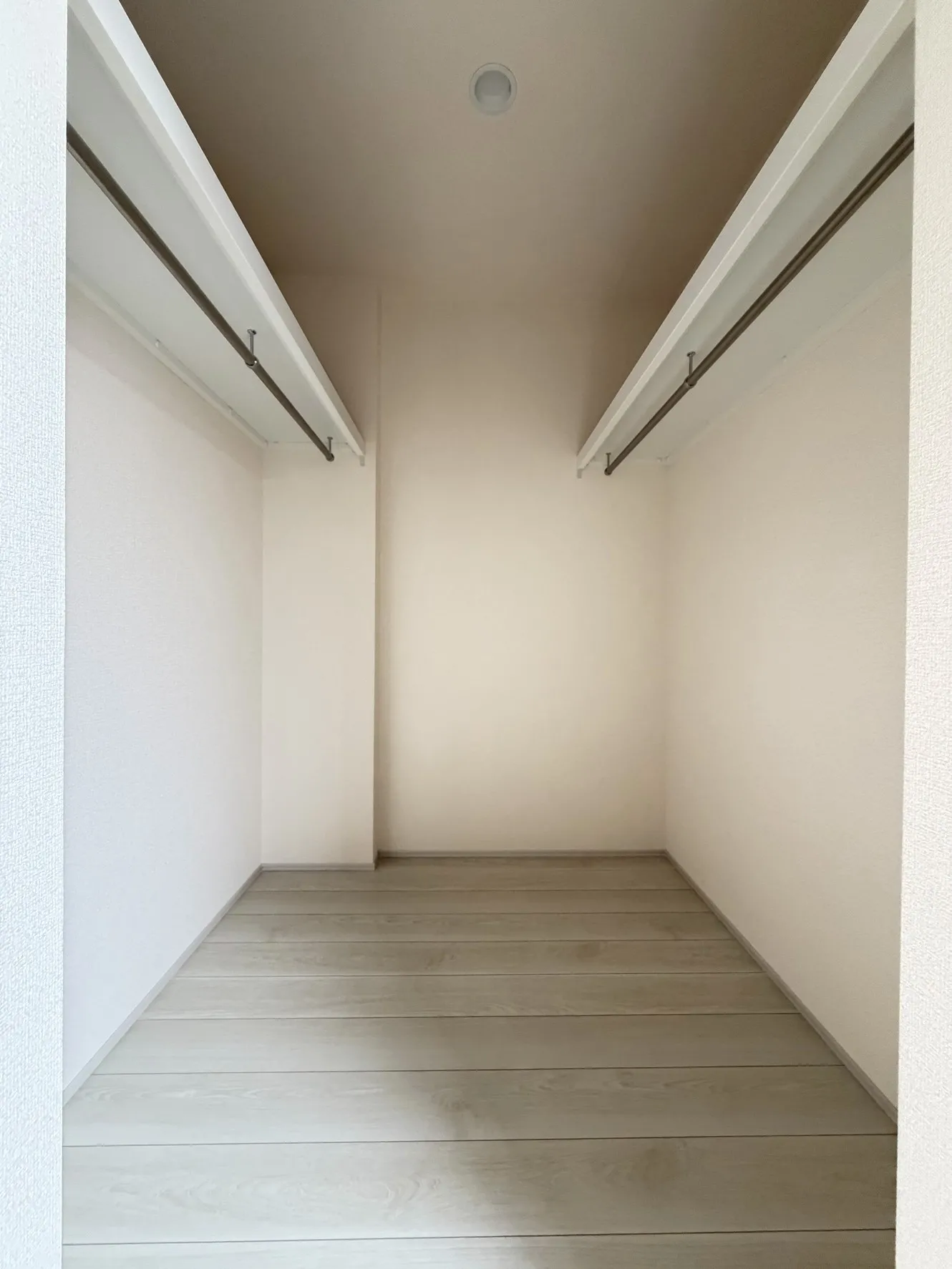 主寝室内ウォークインクローゼット