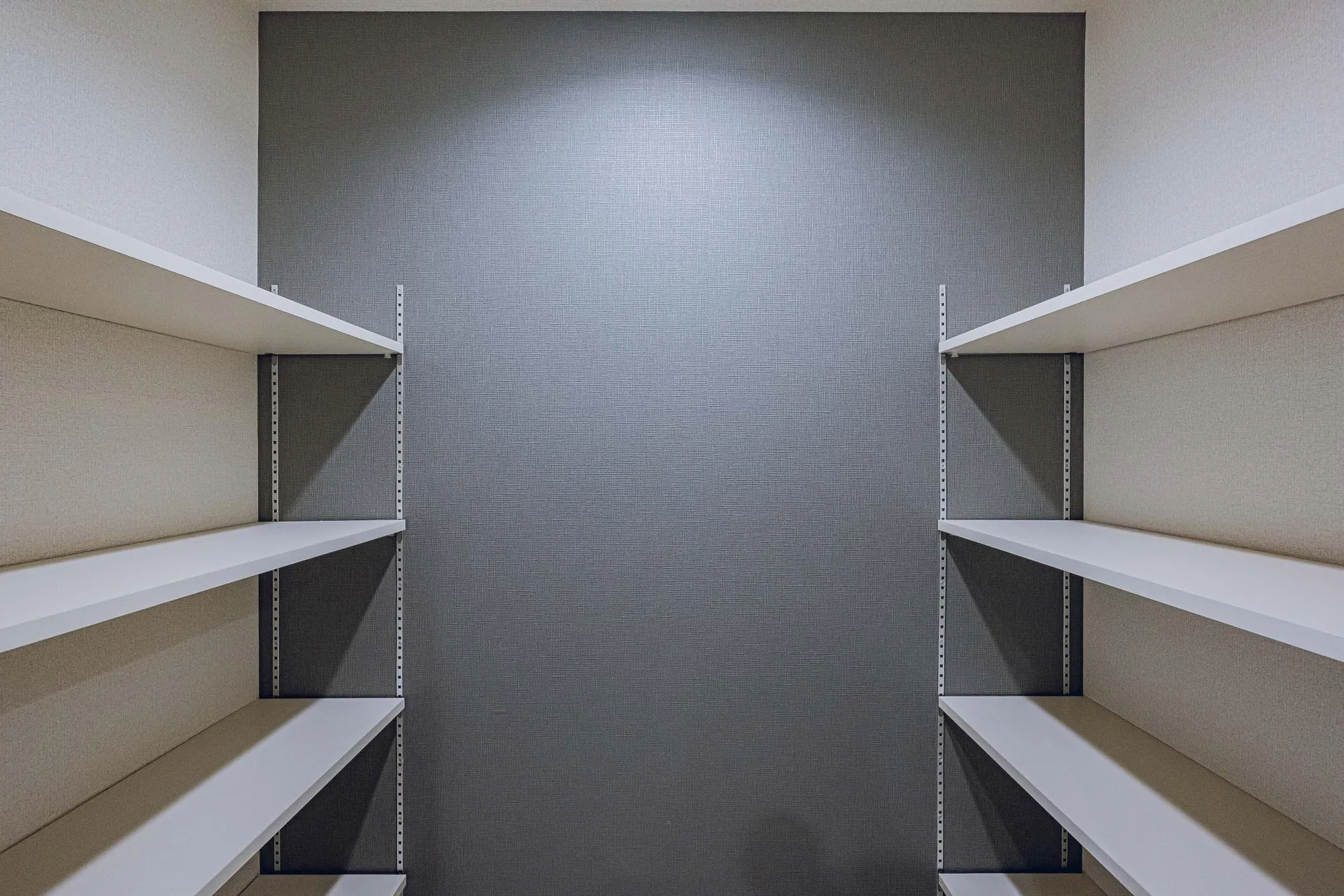 1号棟:キッチン横のパントリースペース