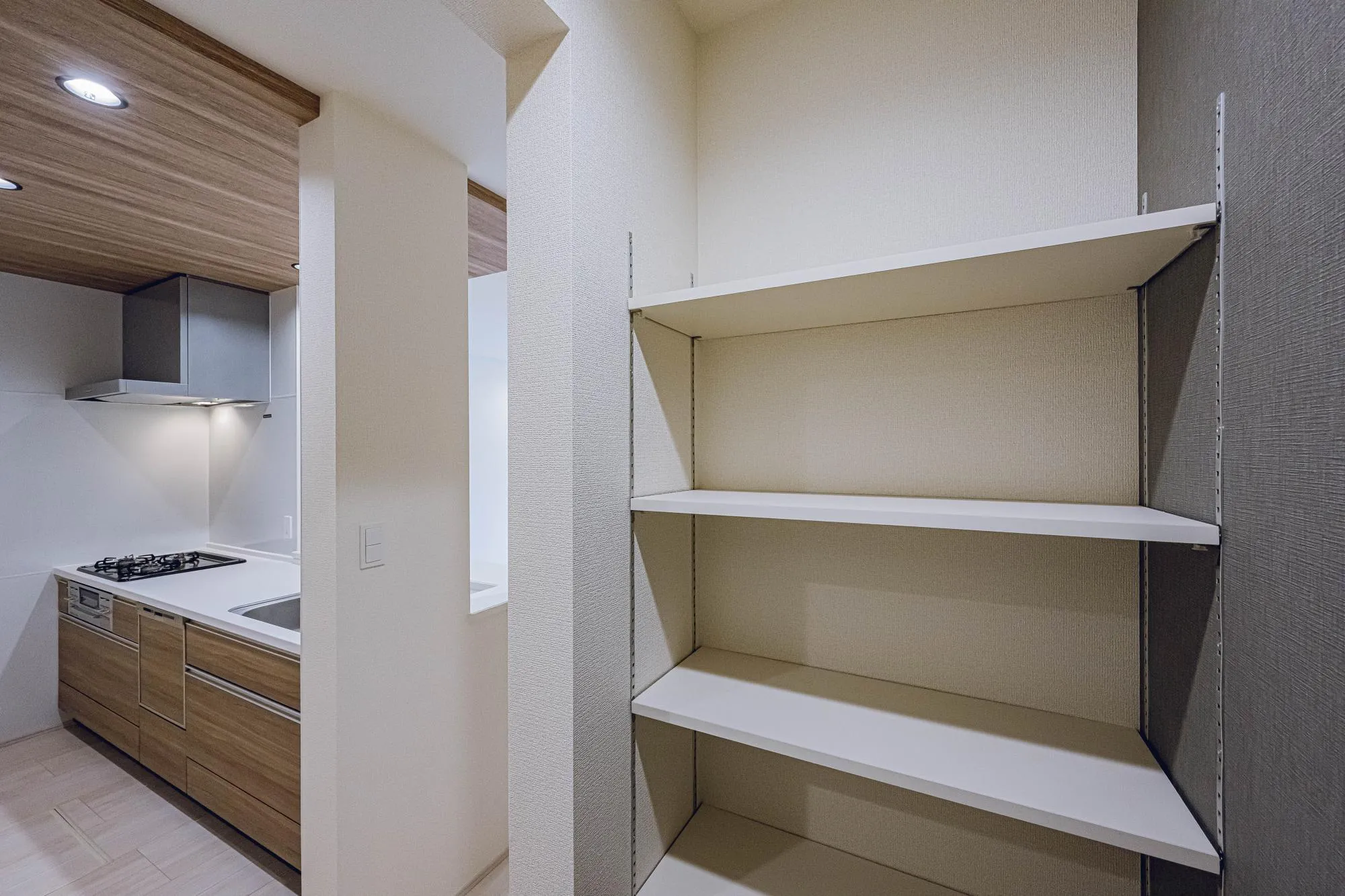 1号棟:キッチン横のパントリースペース