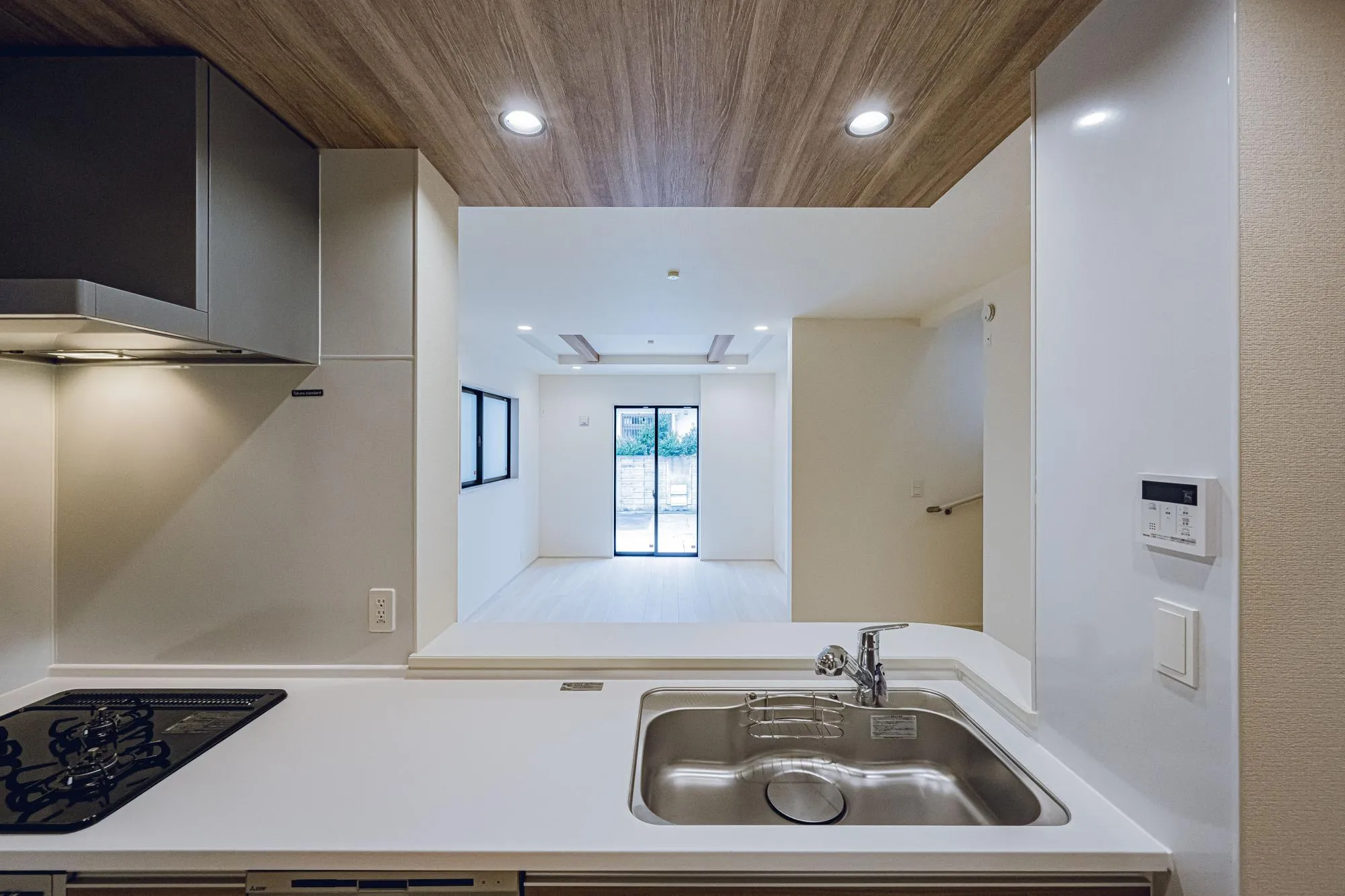 1号棟:キッチンからリビングへ視線を移します。