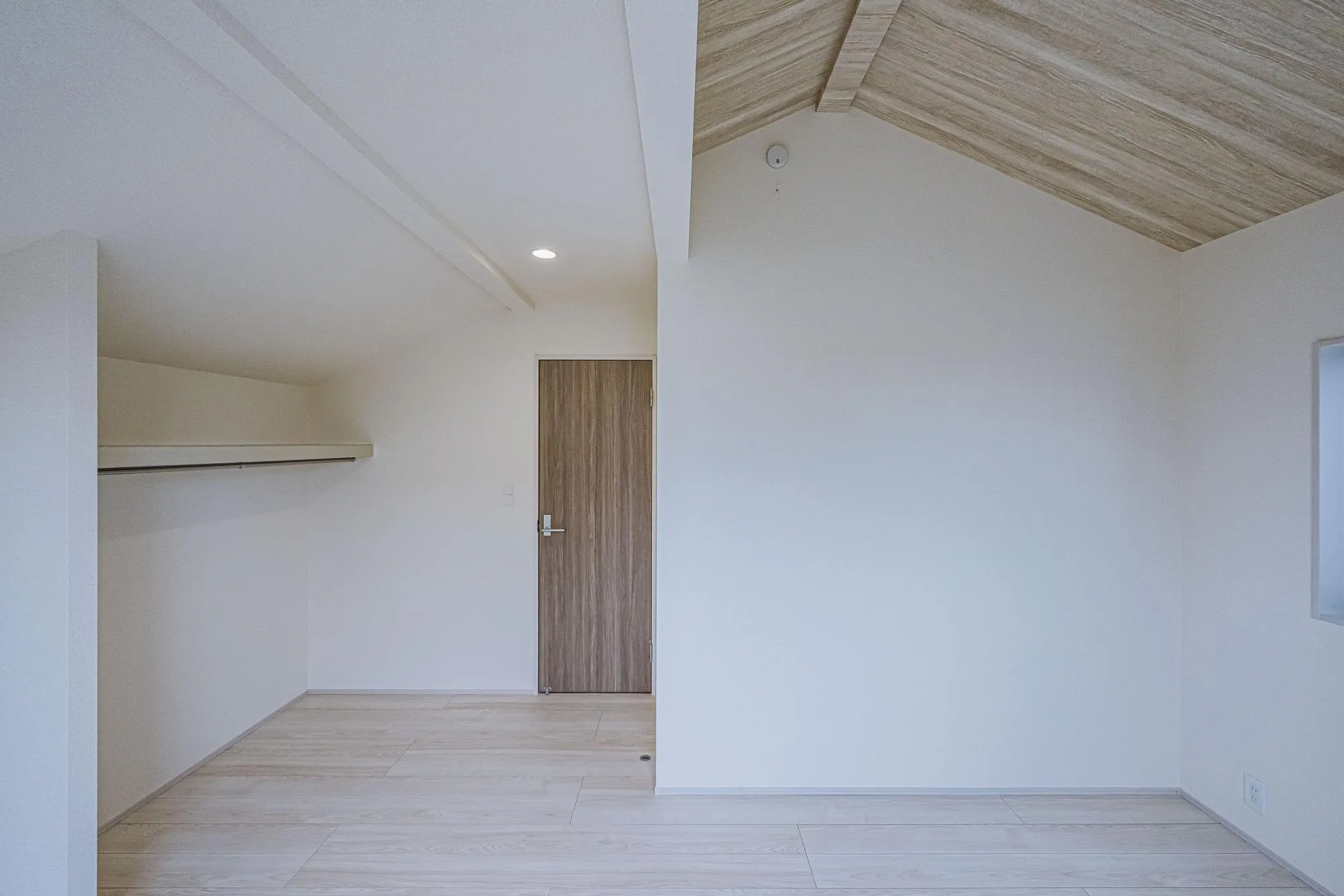 1号棟:洋室8.08帖　勾配天井