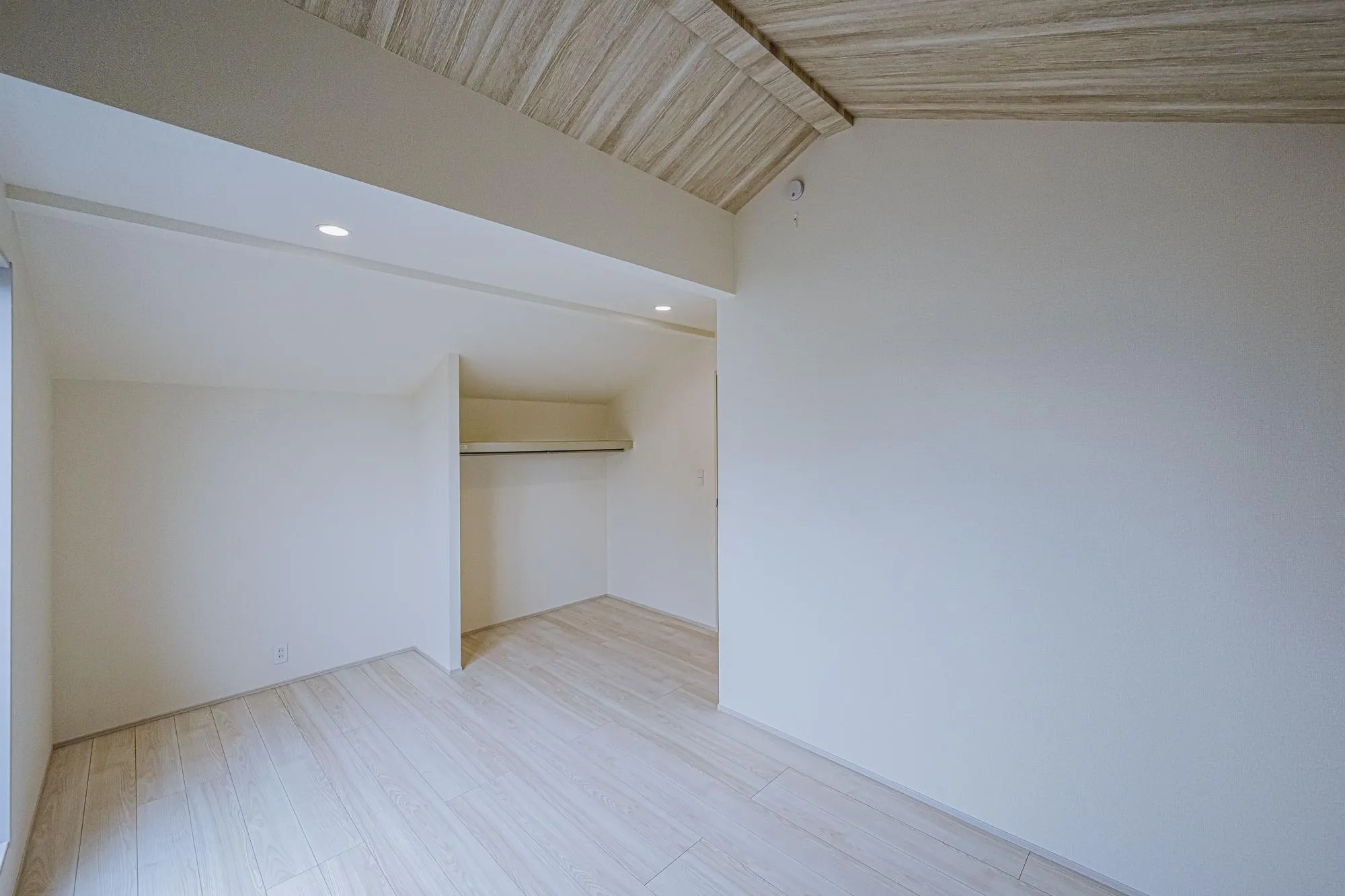 1号棟:洋室8.08帖　勾配天井