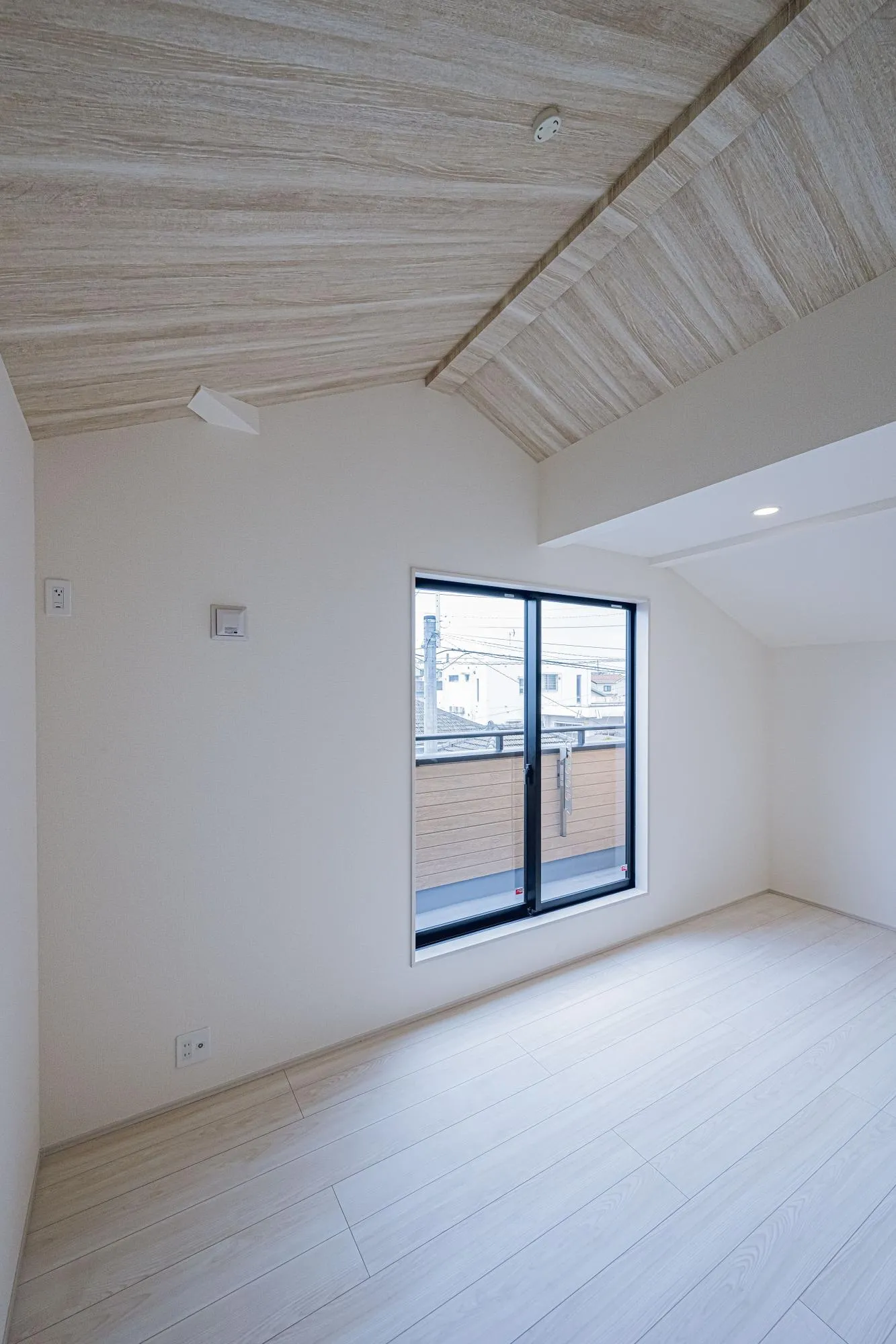 1号棟:洋室8.08帖　勾配天井