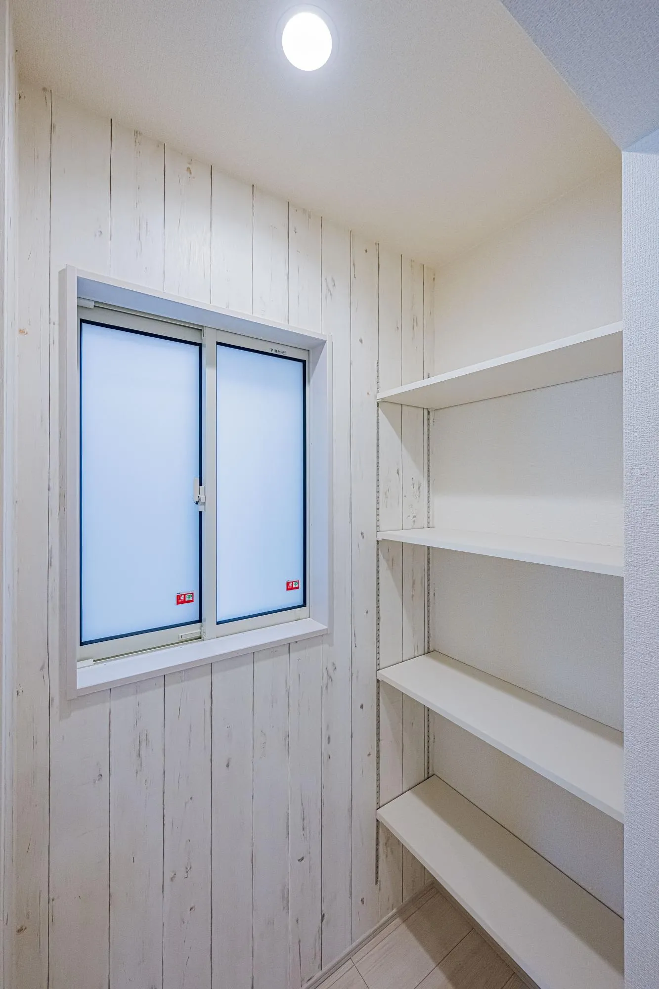 2号棟:キッチン横のパントリー