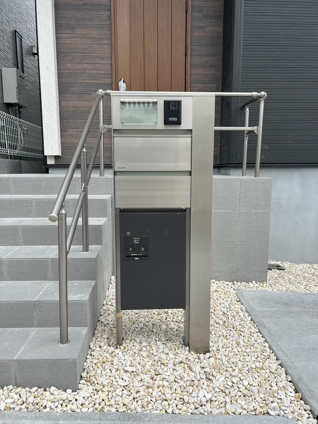 【①号棟玄関ポーチ・ポスト】
宅配ボックス付きのポストで不在時でも安心です。