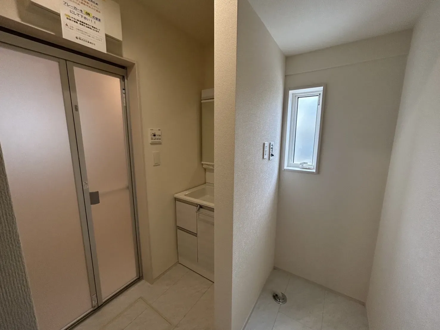 【①号棟洗面所】
デザイン性・利便性共に優れた洗面台!