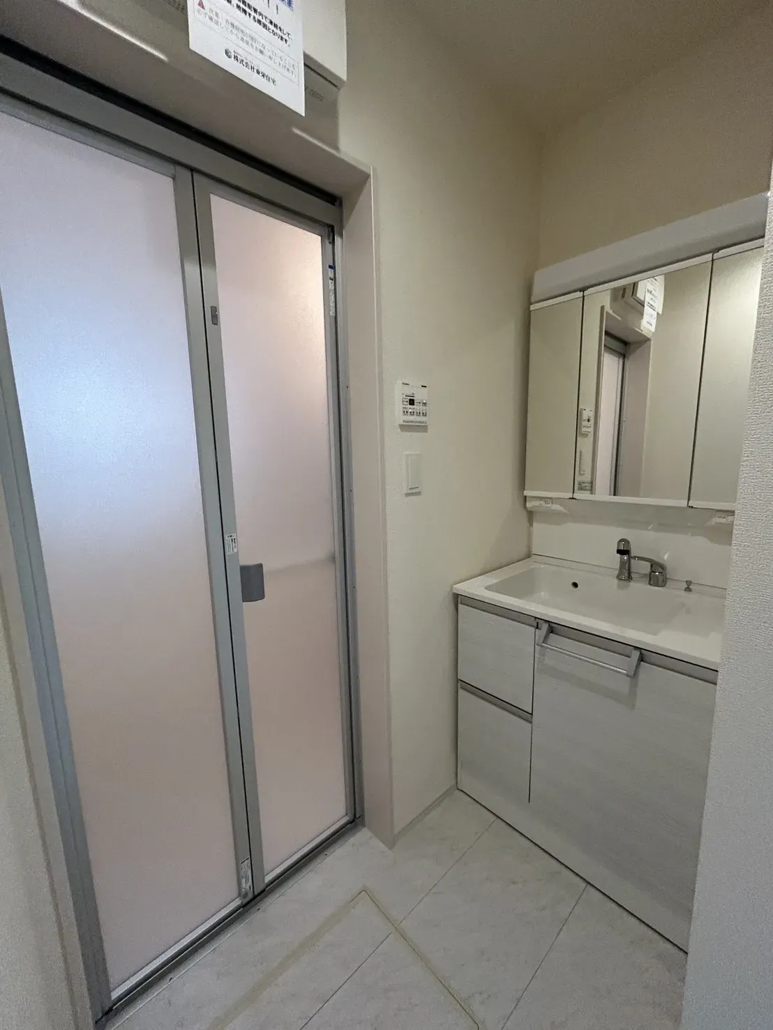 【①号棟洗面所】
鏡の裏が収納スペースになっています!