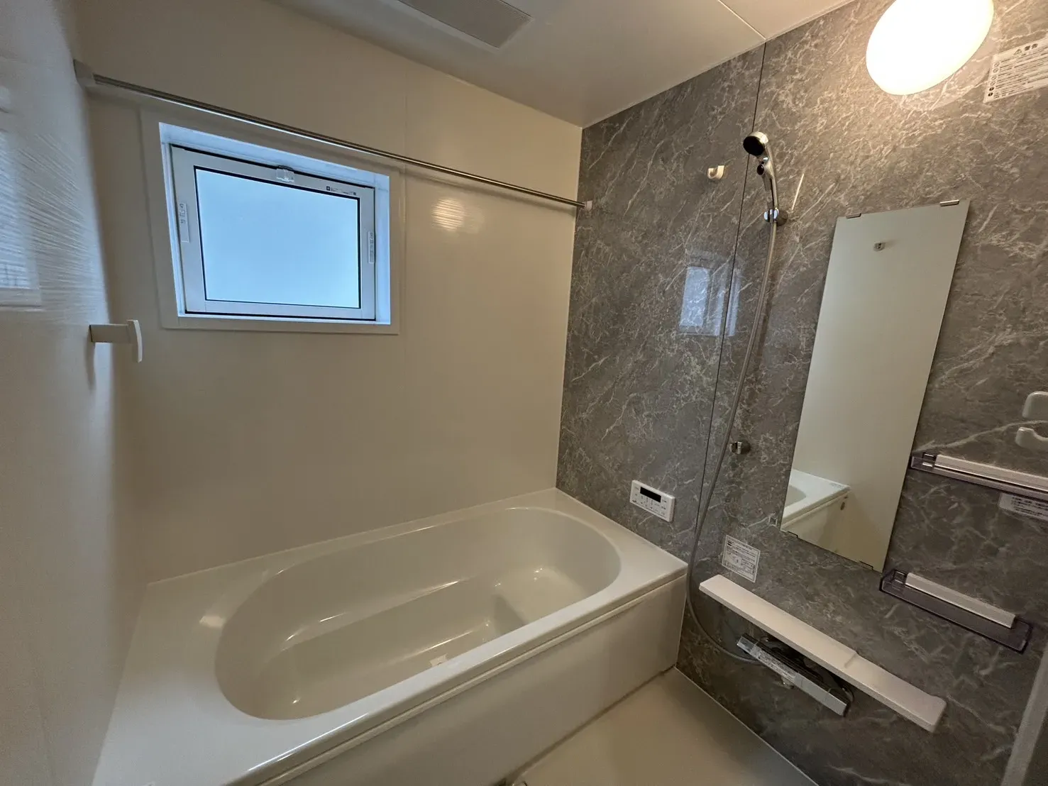 【①号棟浴室】
浴室暖房付きで、寒い冬でも安心!