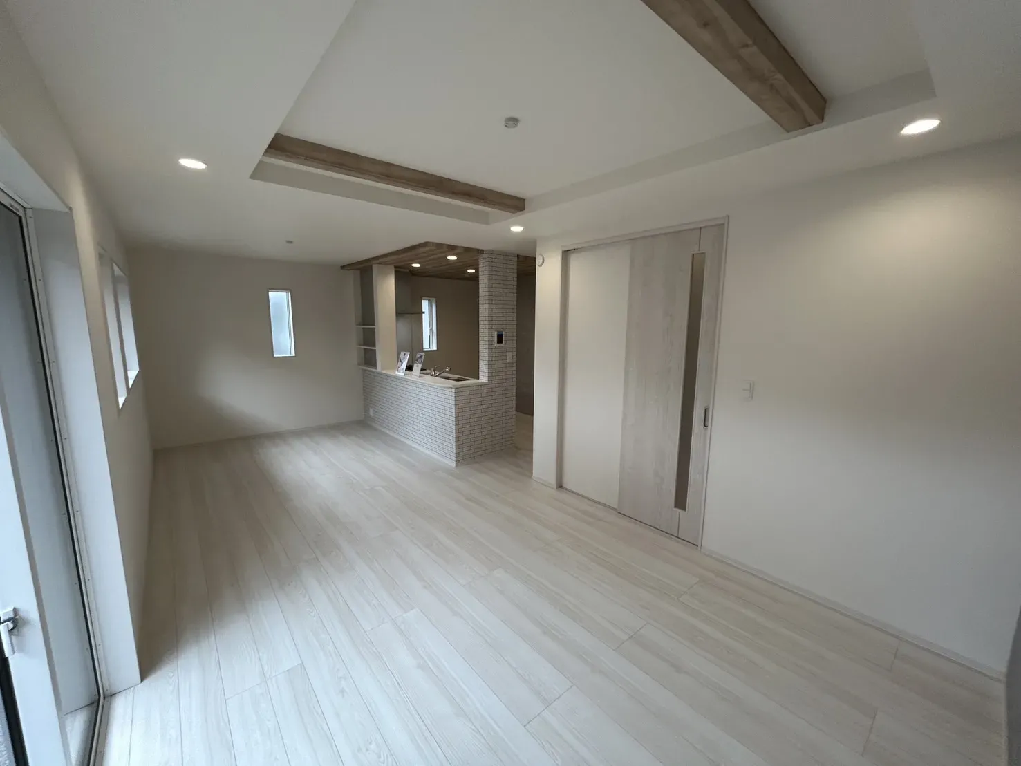 【①号棟LDK16.875帖】
折上天井で開放感とデザイン性アップ!