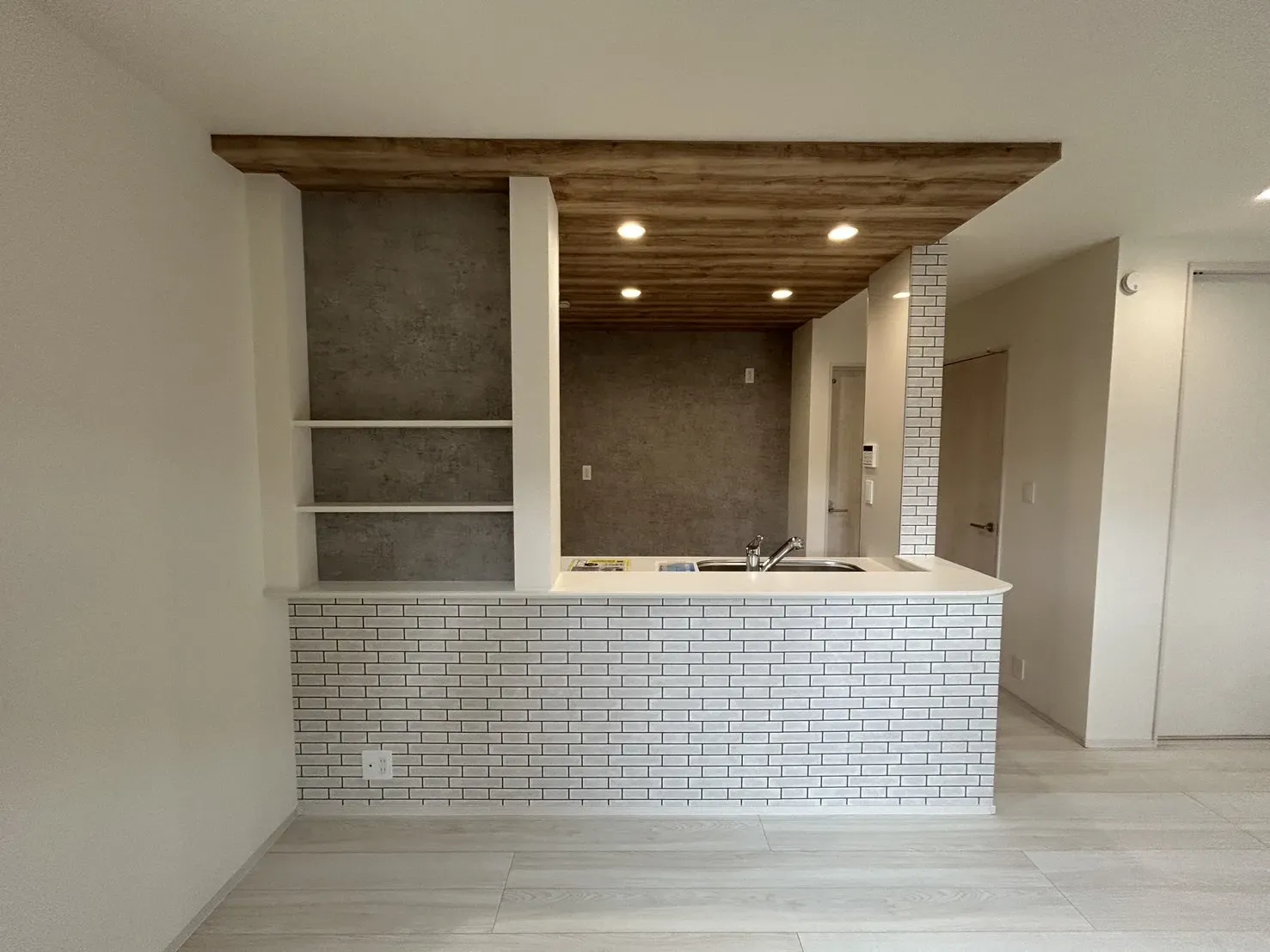 【①号棟キッチン】
対面式キッチンは家族と会話をしながら料理できます。