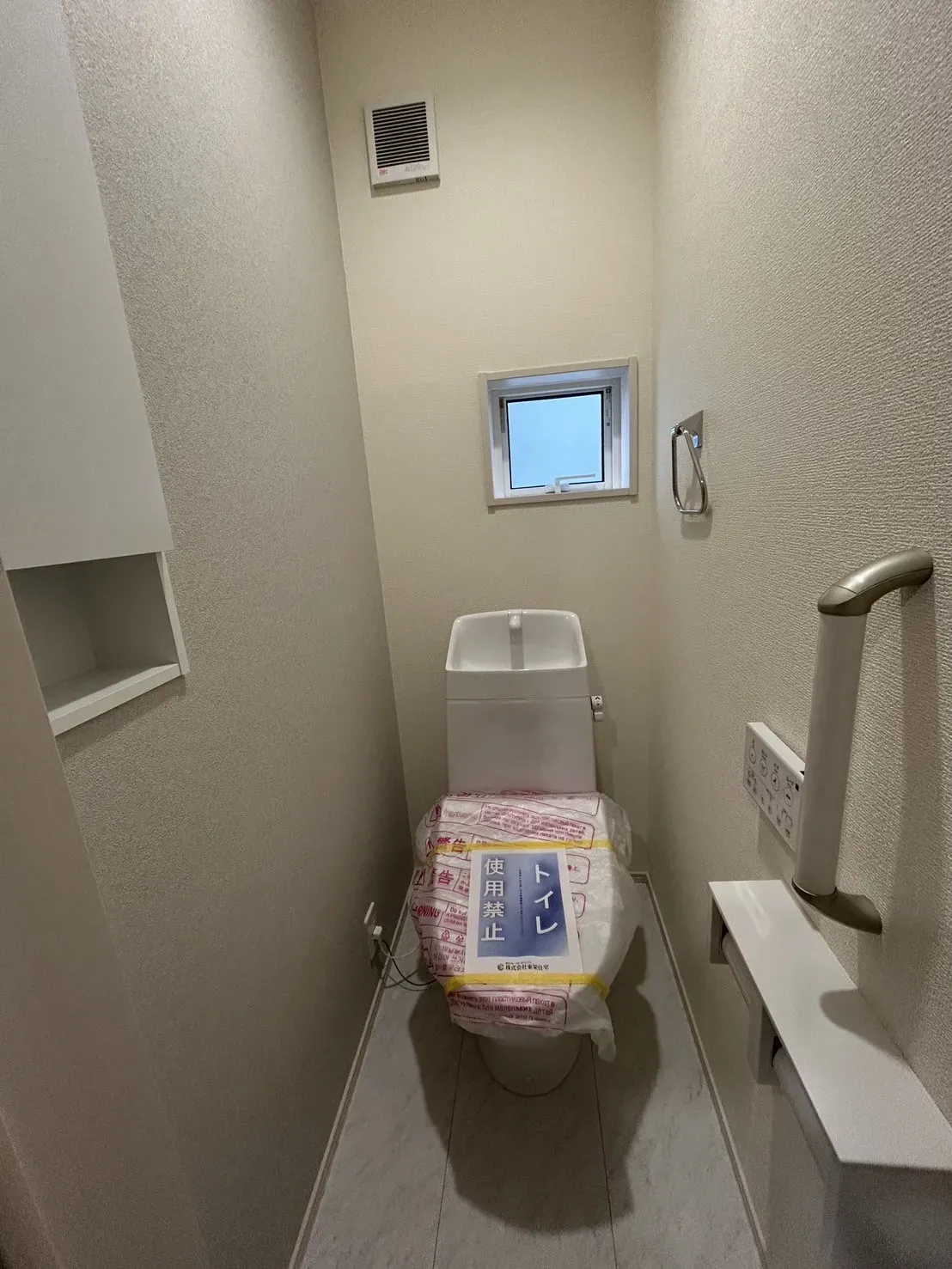 【①号棟トイレ】
手すり・壁付け収納があり機能性高です!