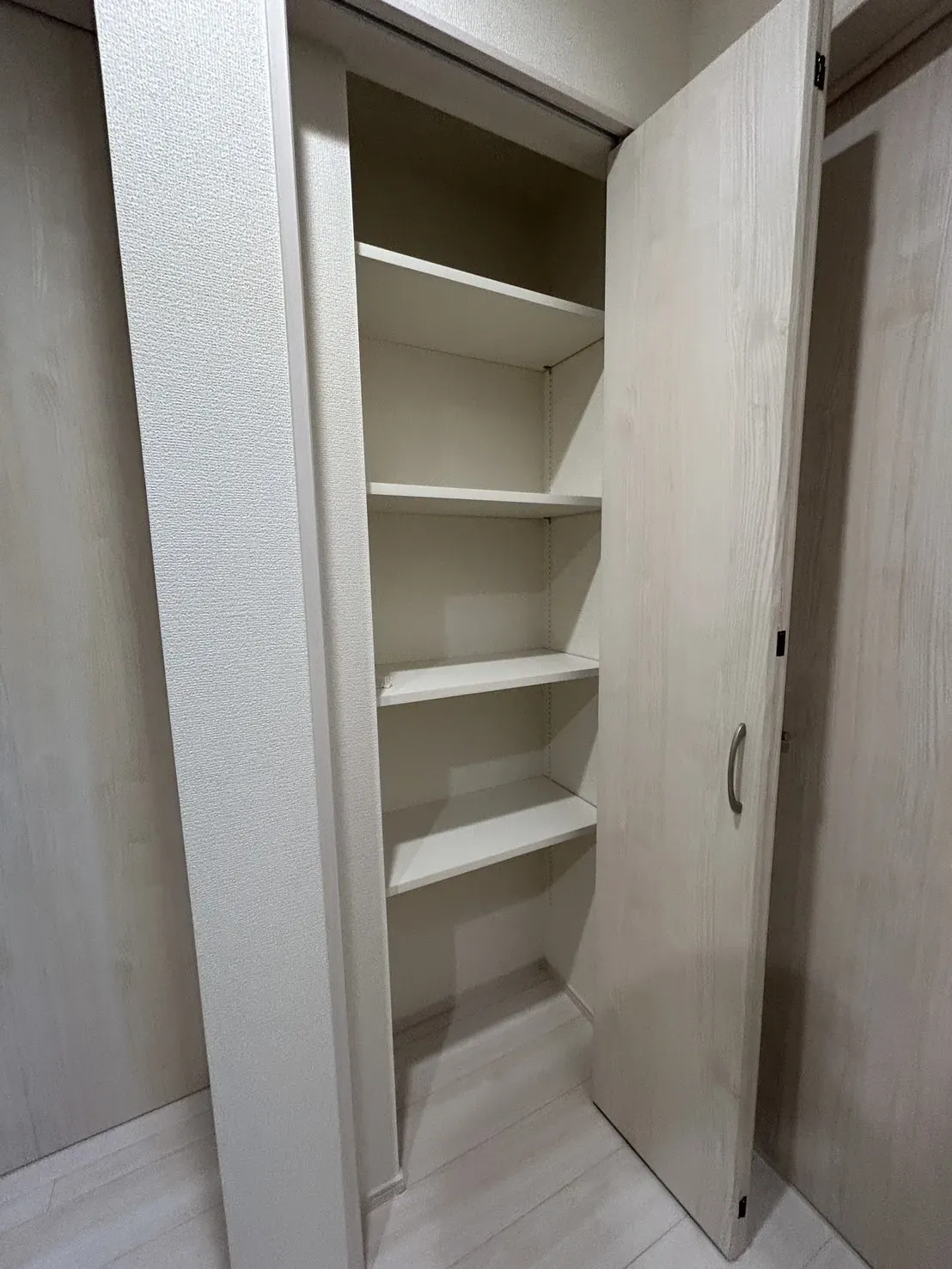 【①号棟収納】
リビングに繋がる扉の横に4段の可動棚があるので、日用品等を収納するのに便利です!