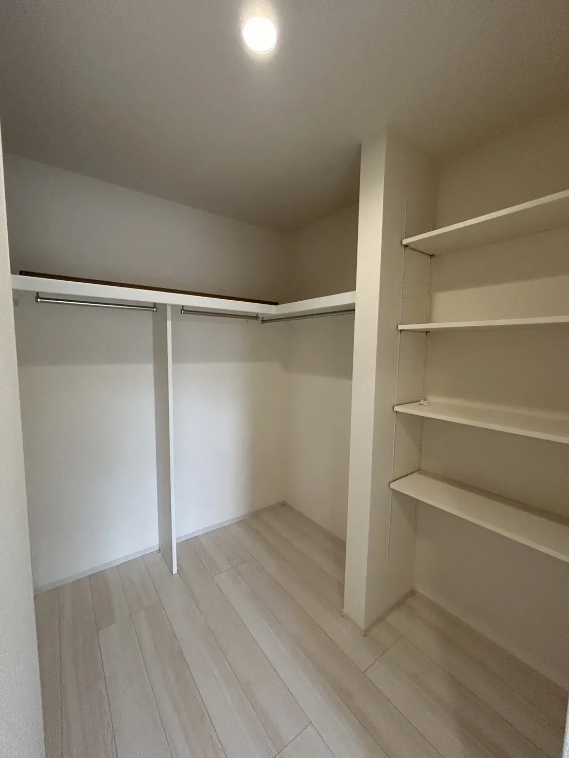 【①号棟ウォークインクローゼット】
広々とした空間には、衣類から小物までたっぷりと収納する事が出来ます!