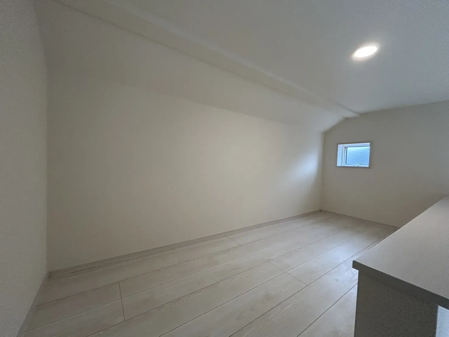 【①号棟ロフト】
ロフトには季節物の衣類や趣味の道具等、様々な物をすっきりと収納する事が出来ます!