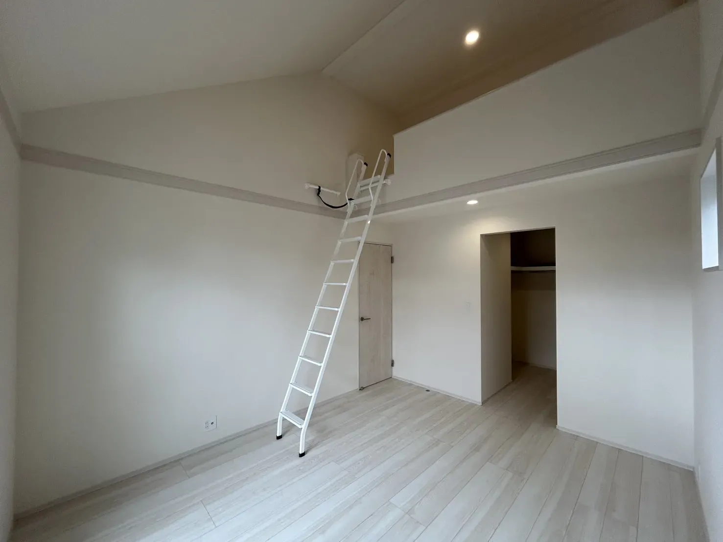 【①号棟7.43帖洋室】
勾配天井の仕様でお部屋の解放感や明るさがアップ!
