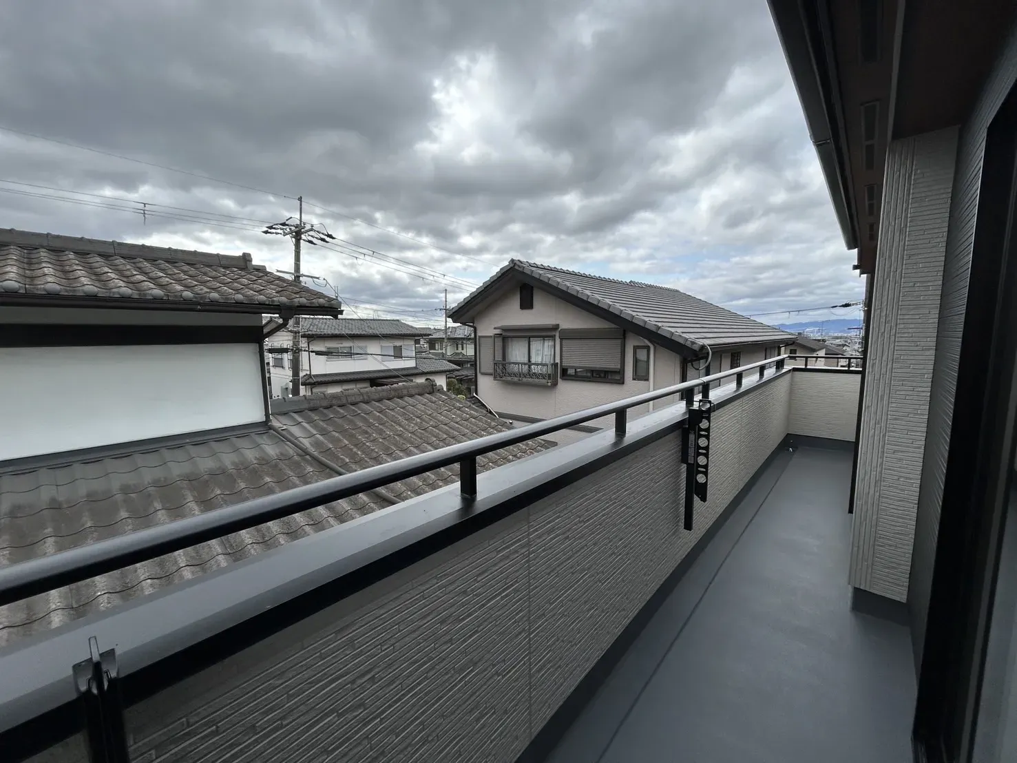 【①号棟バルコニー】
2つの部屋から出入りする事が出来ます!