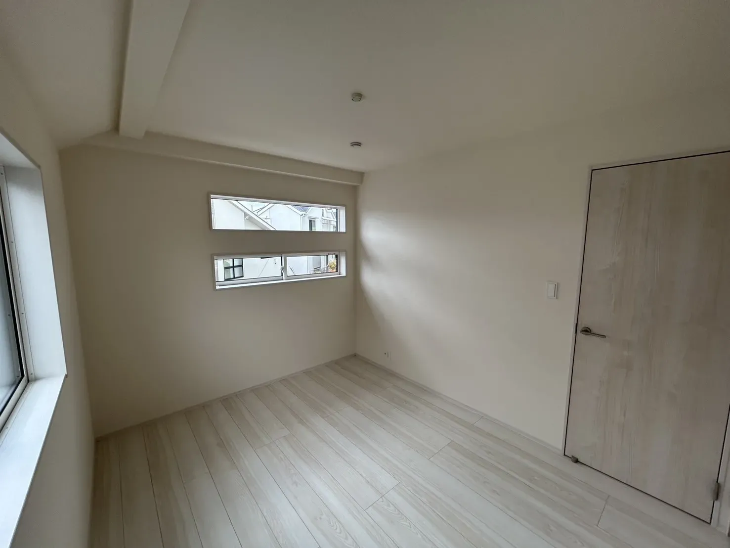 【①号棟5.46帖洋室】
窓が沢山あるので、明るい陽射しがさしこみます!