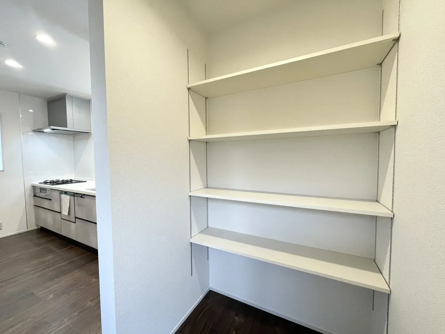 2号棟　キッチン横　パントリー