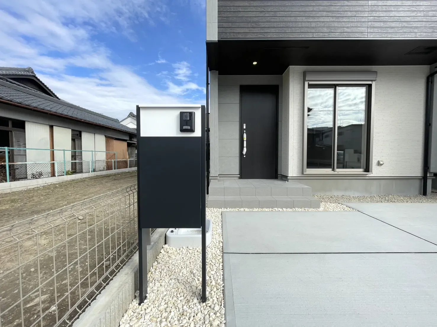 2号棟　宅配ボックス付き門柱