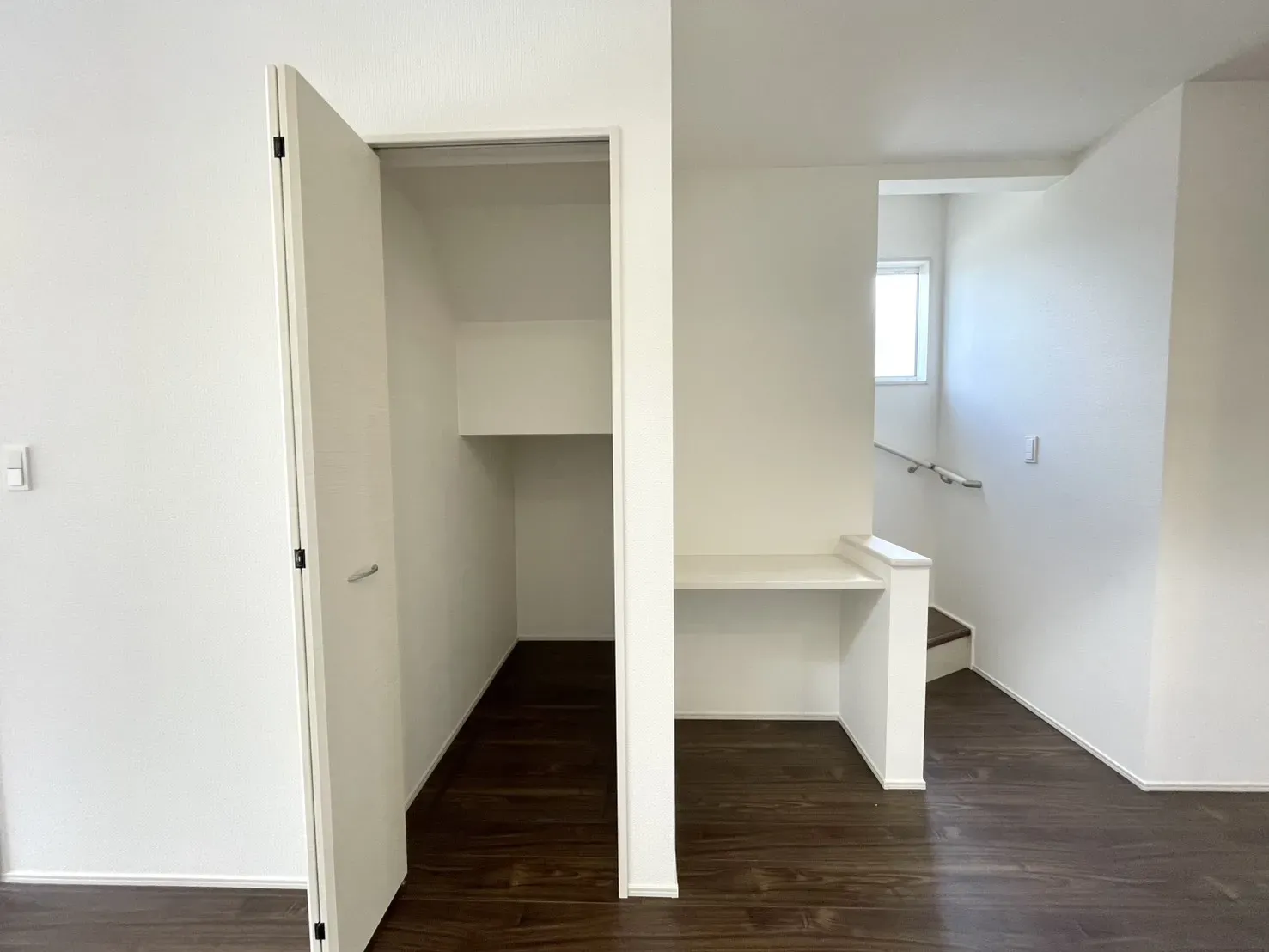 2号棟　リビング　カウンター　収納スペース