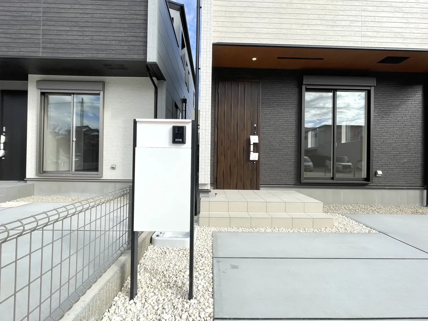 3号棟　宅配ボックス付き門柱