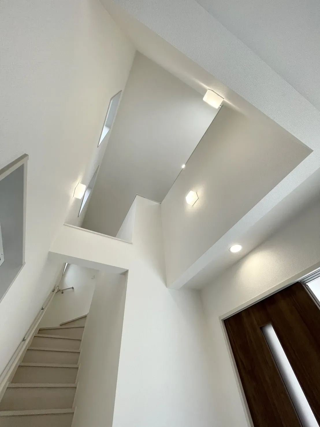 3号棟　玄関　上部吹き抜け