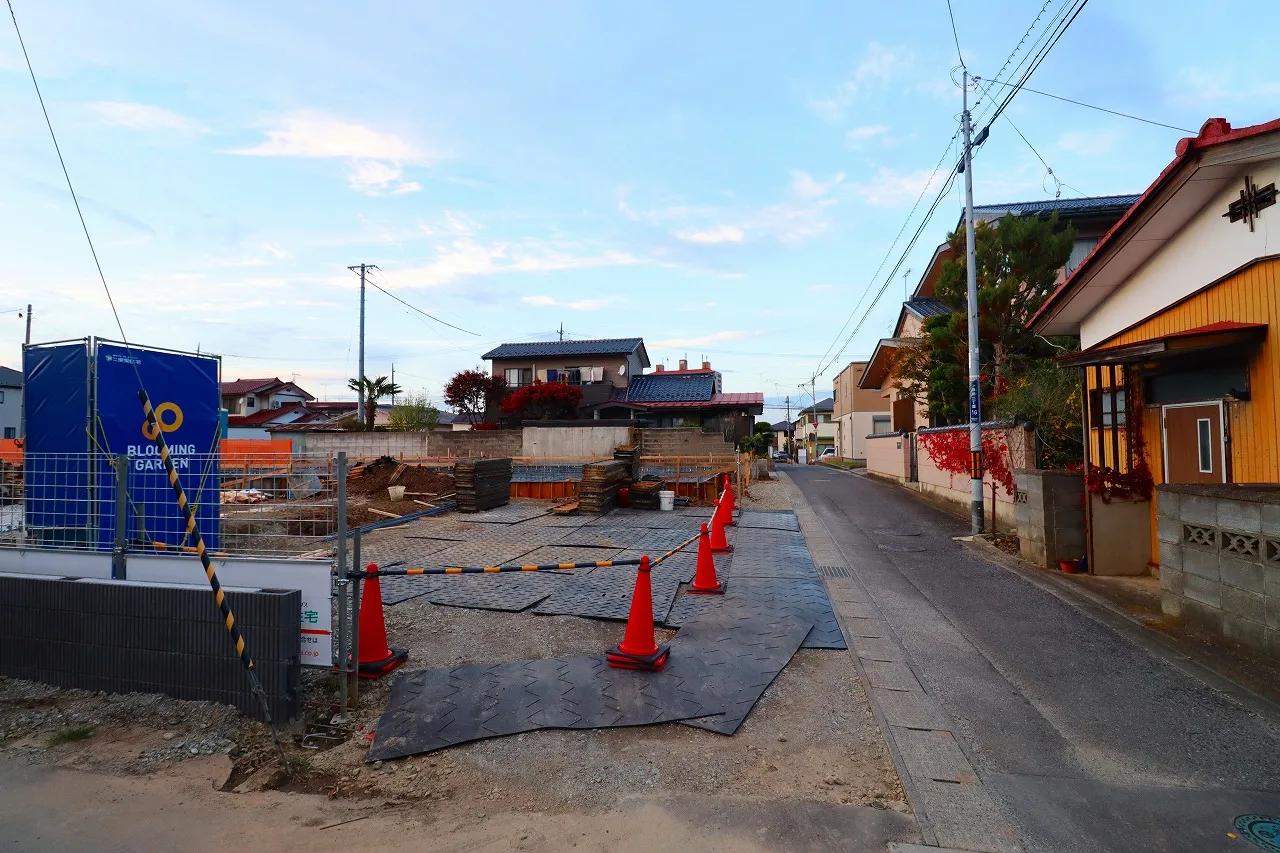 【前面道路　東側】