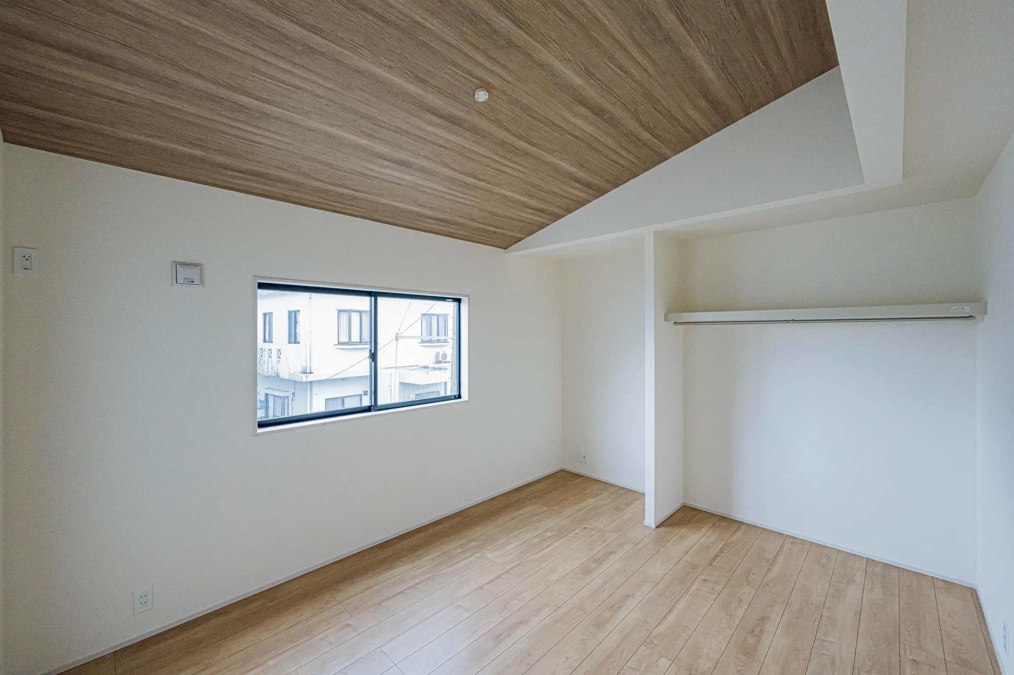 洋室:7.2帖　勾配天井