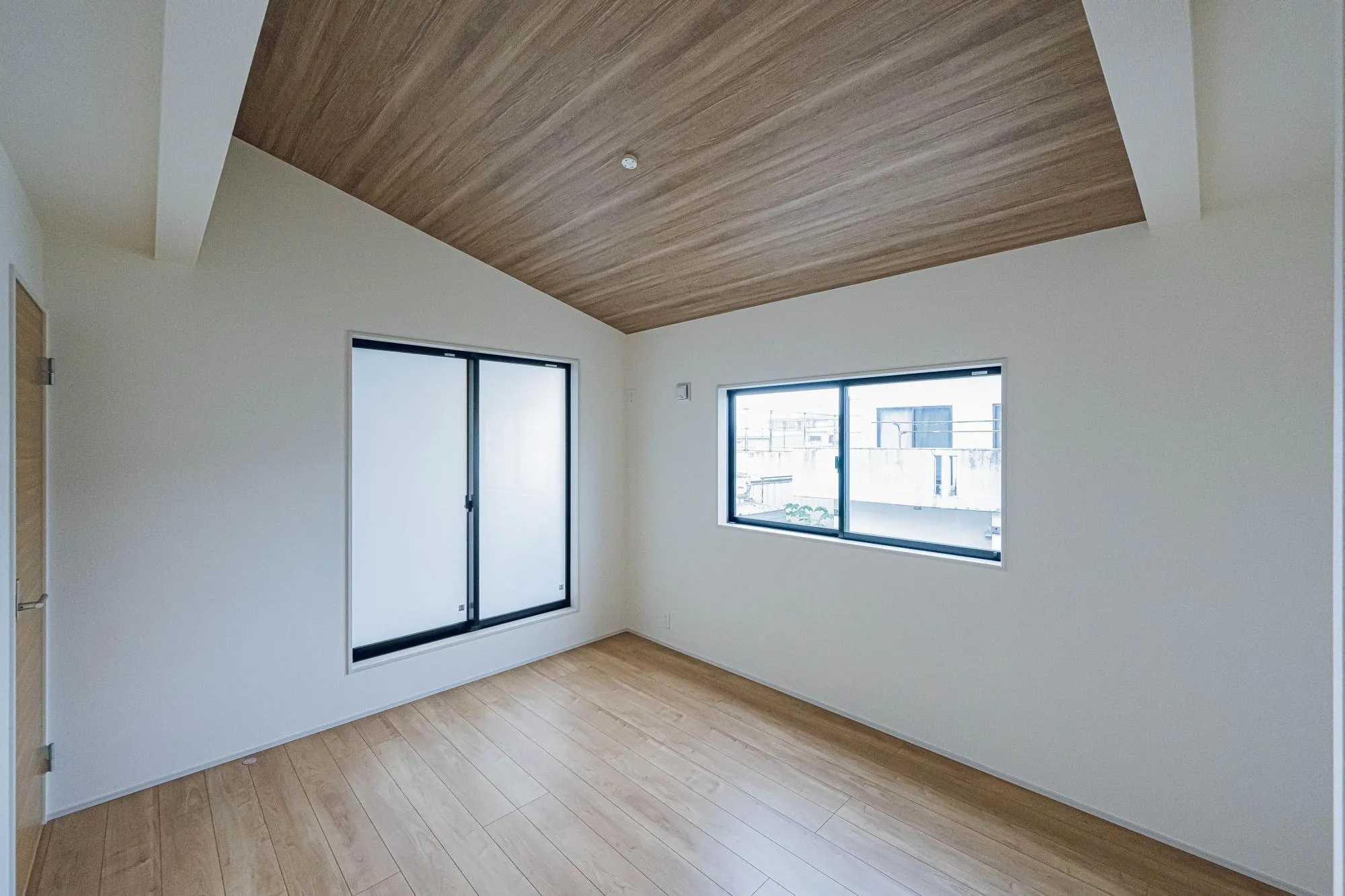 洋室:7.2帖　勾配天井