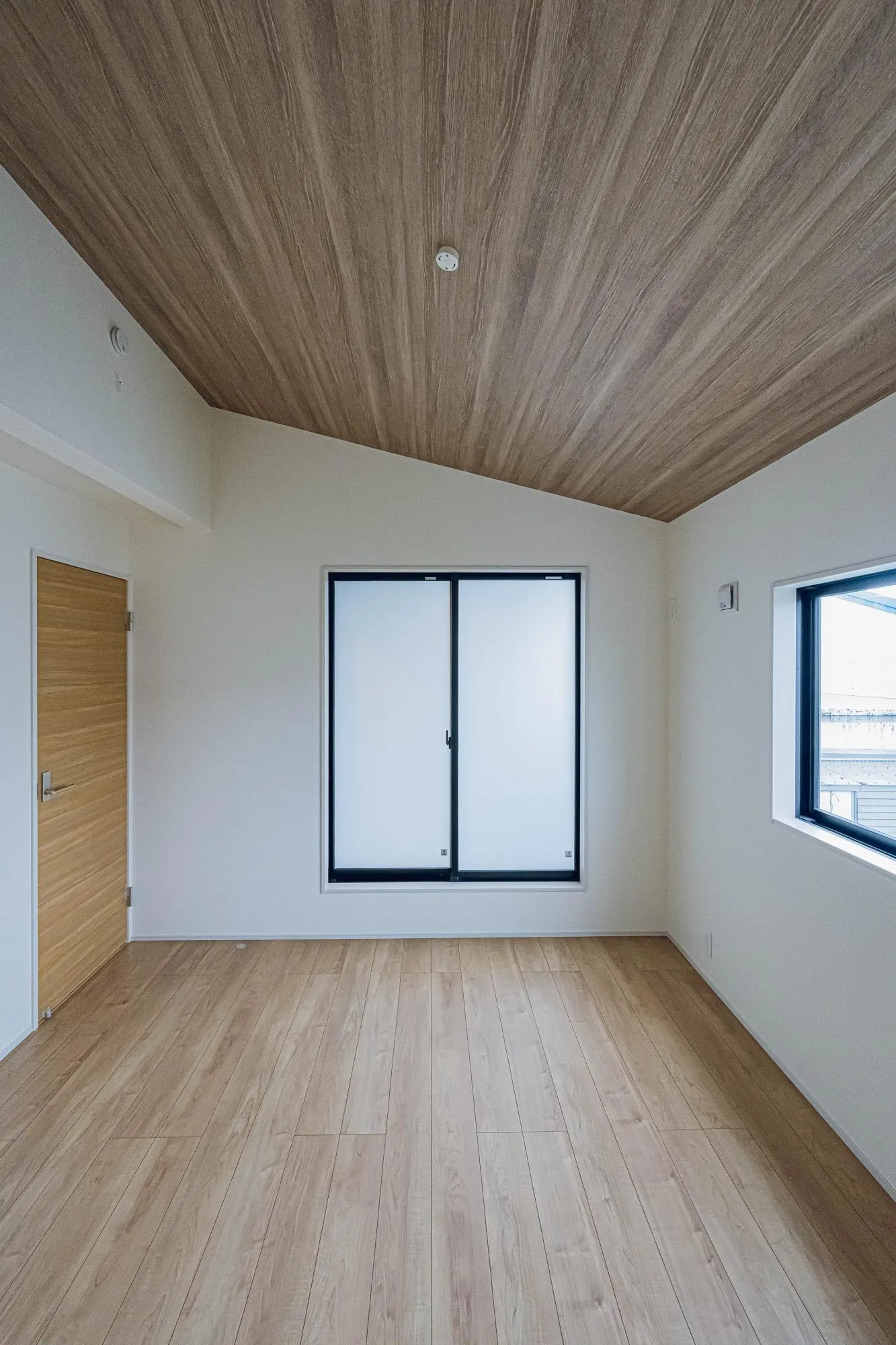 洋室:7.2帖　勾配天井