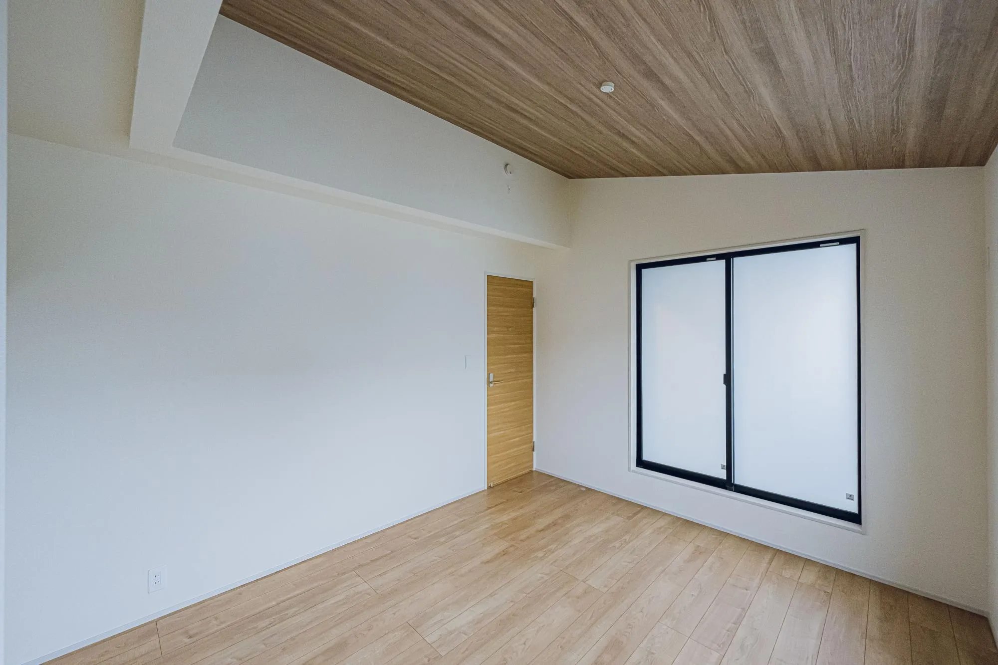 洋室:7.2帖　勾配天井