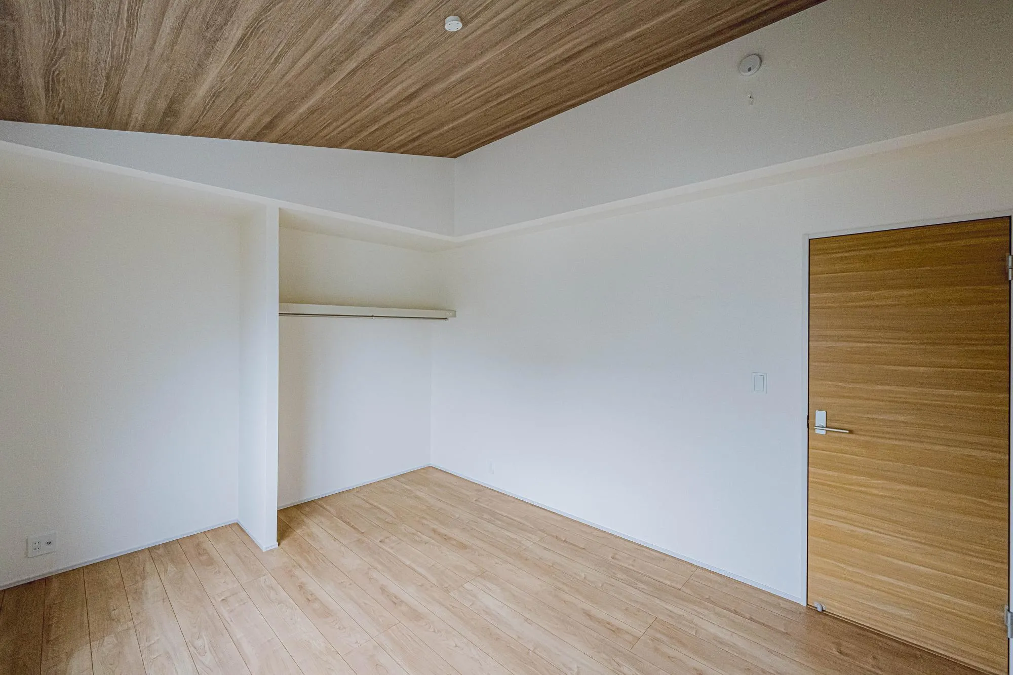 洋室:7.2帖　勾配天井