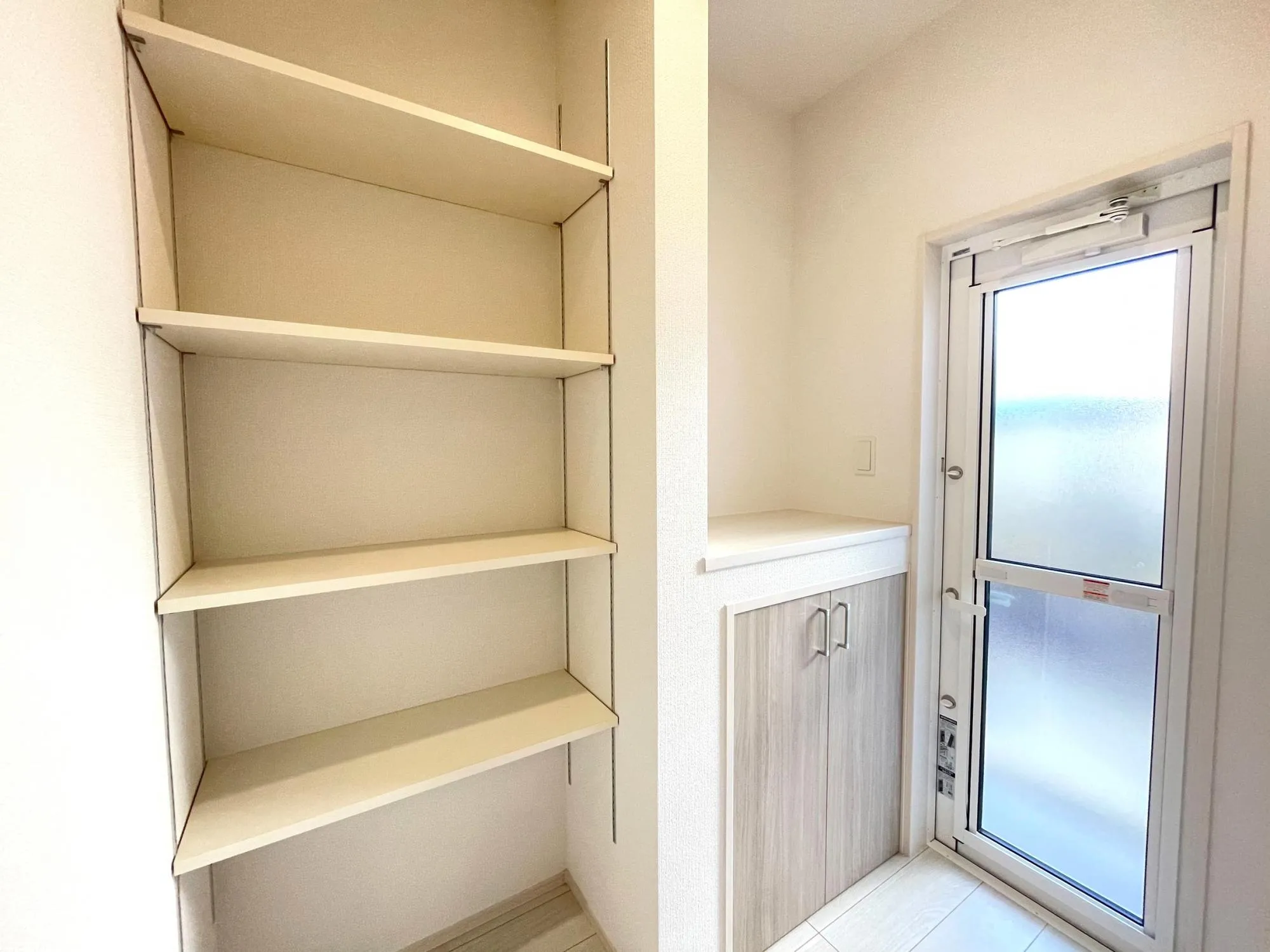 ①号棟　収納・勝手口