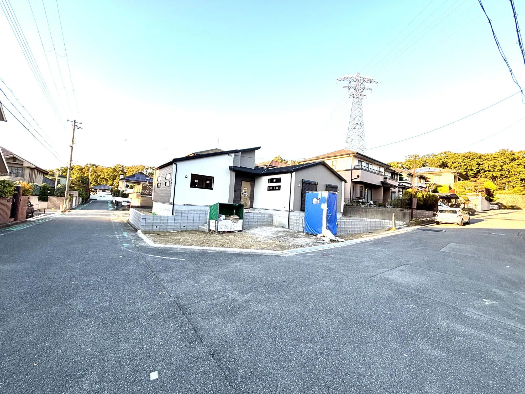 【前面道路含む現地写真】