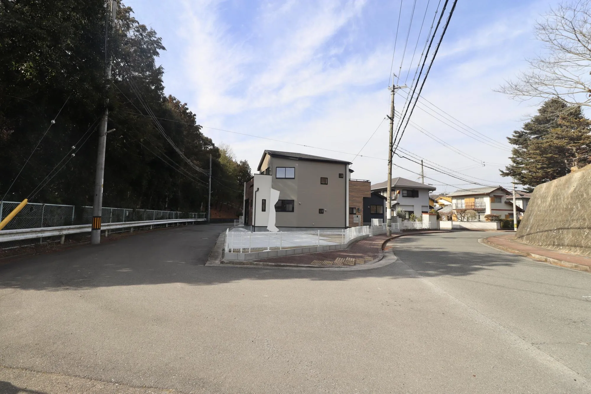 【1号棟:前面道路含む現地写真】