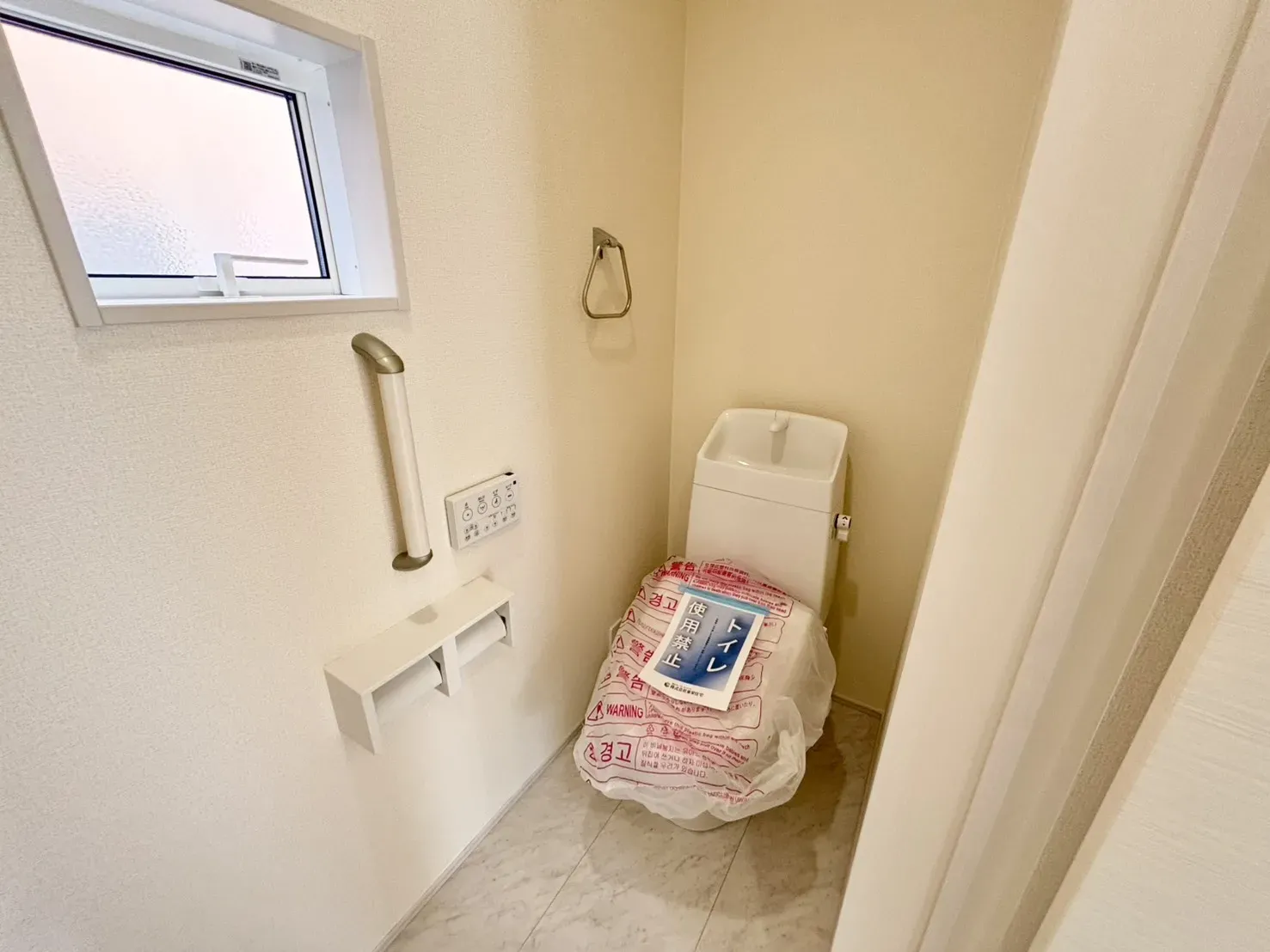 小窓があり光が入るトイレです!