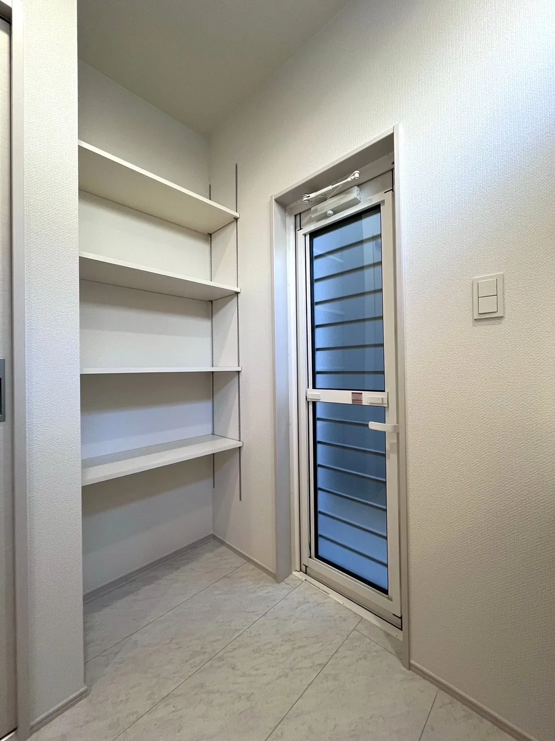 4号棟　洗面　可動棚　勝手口