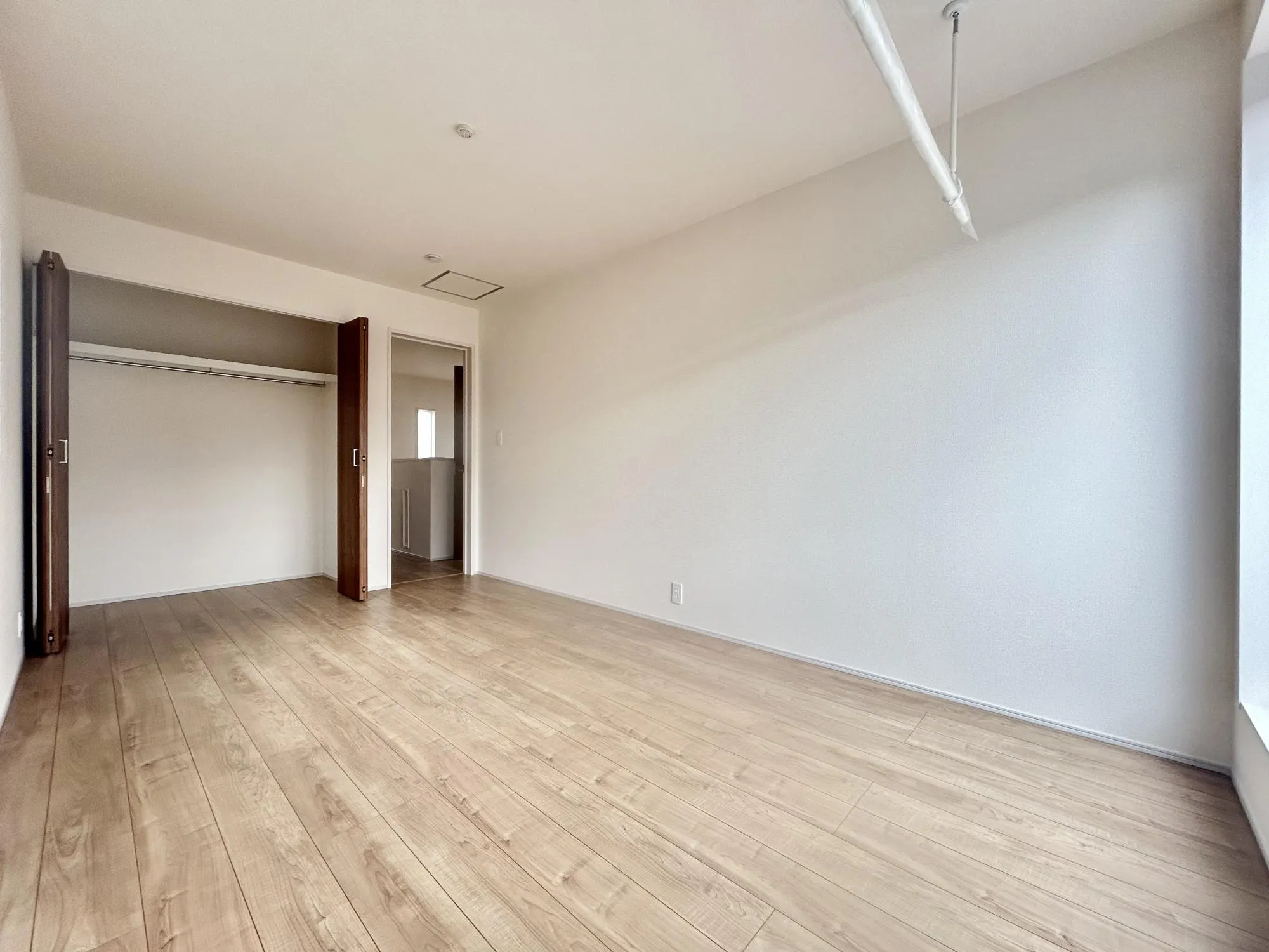 室内物干しが付いており、雨の日の洗濯を手助け◎南向きで明るさもばっちり◎