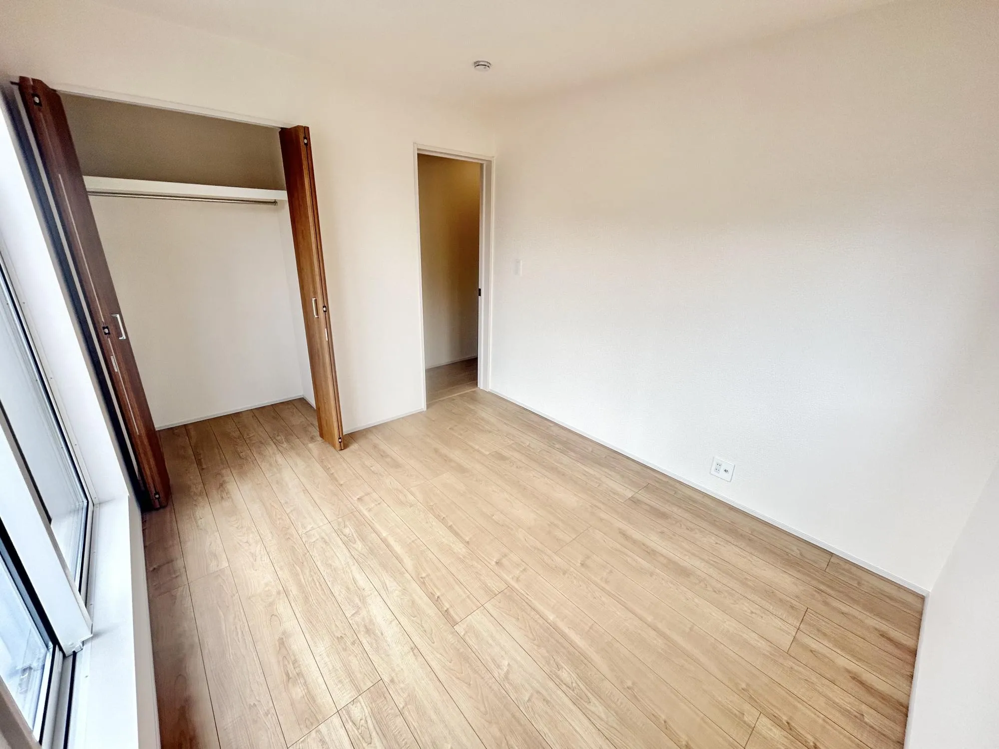 全居室収納付きで荷物が多いご家族やお子様のお洋服等の収納も安心◎