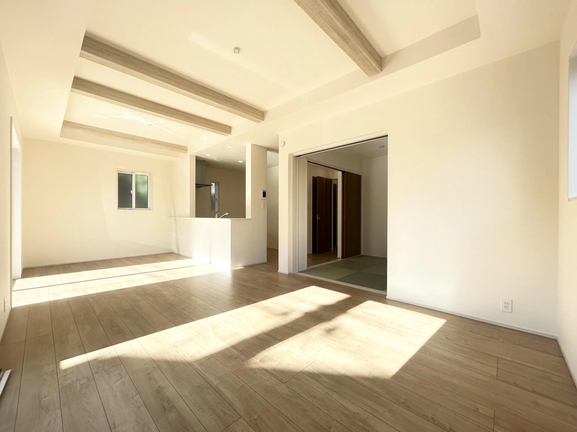 LDK(17.62帖)は折上げ天井を採用し、明るく広々空間を演出しています♪