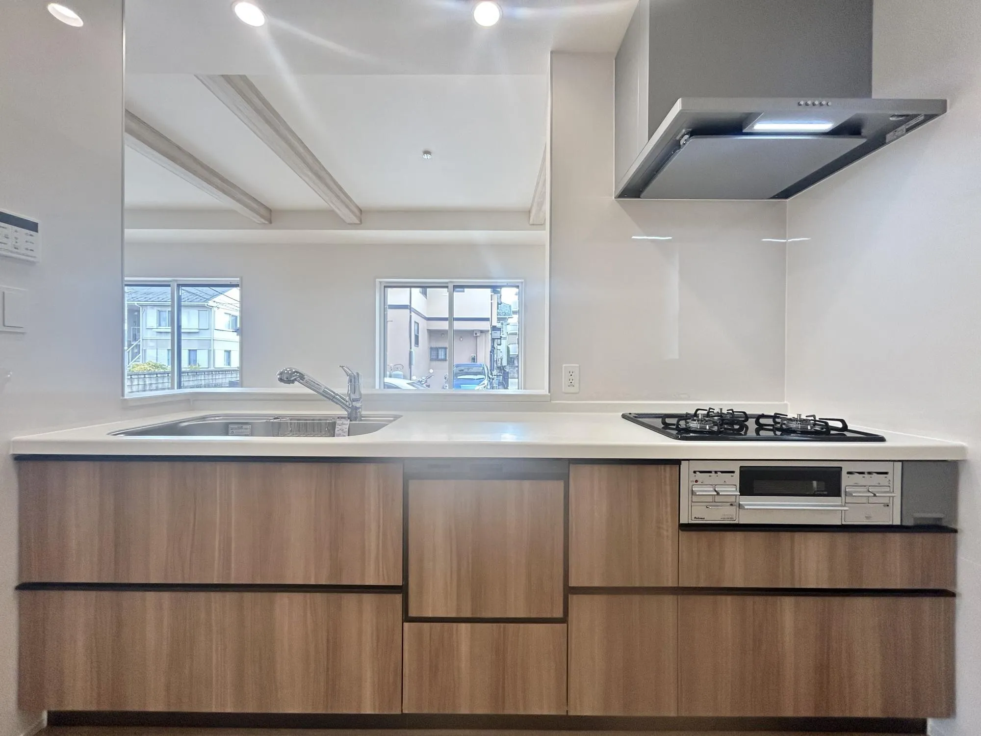 3口ガスコンロに収納スペースも多く、毎日の調理時間を快適に♪